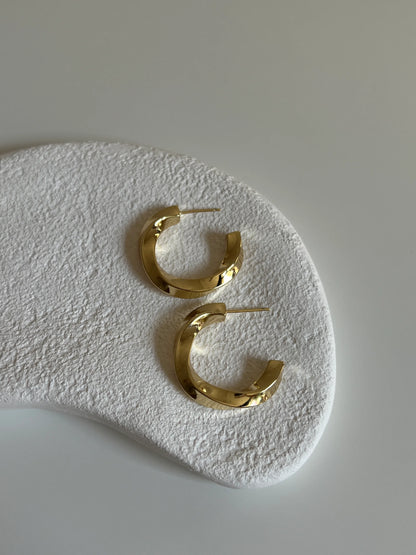 Gold Rengi Dalga Model Yarım Halka Xupıng Kadın Küpe