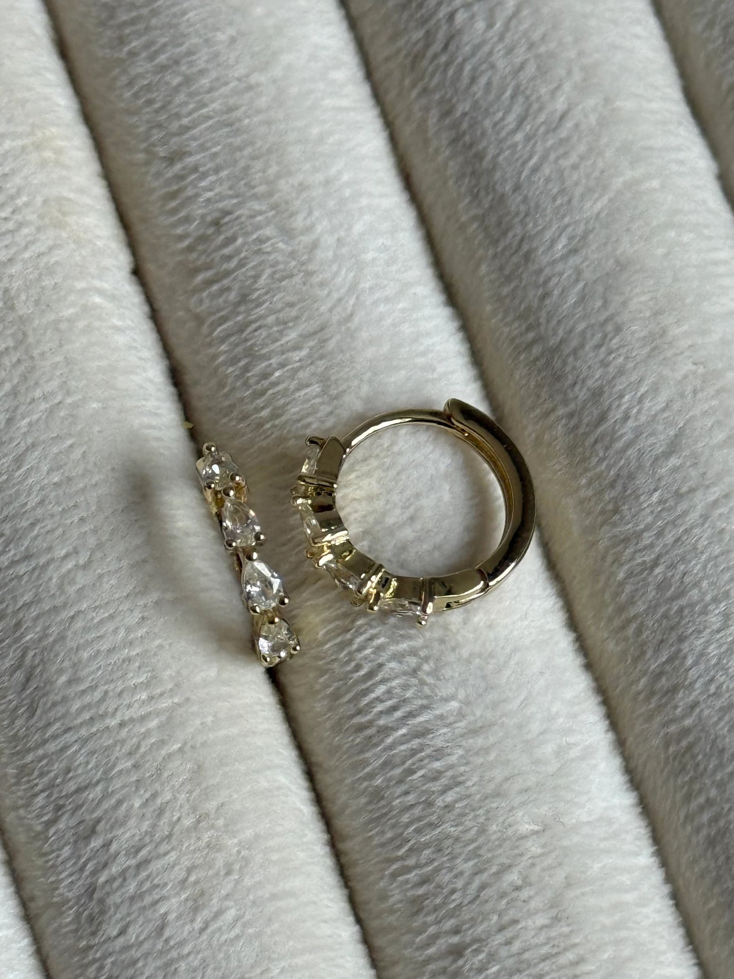 Gold Rengi Sıralı Damla Taşlı Xupıng Kadın Küpe
