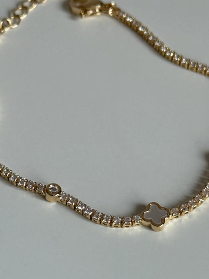 Gold Rengi Beyaz Yonca Detaylı Su Yolu Kadın Bileklik