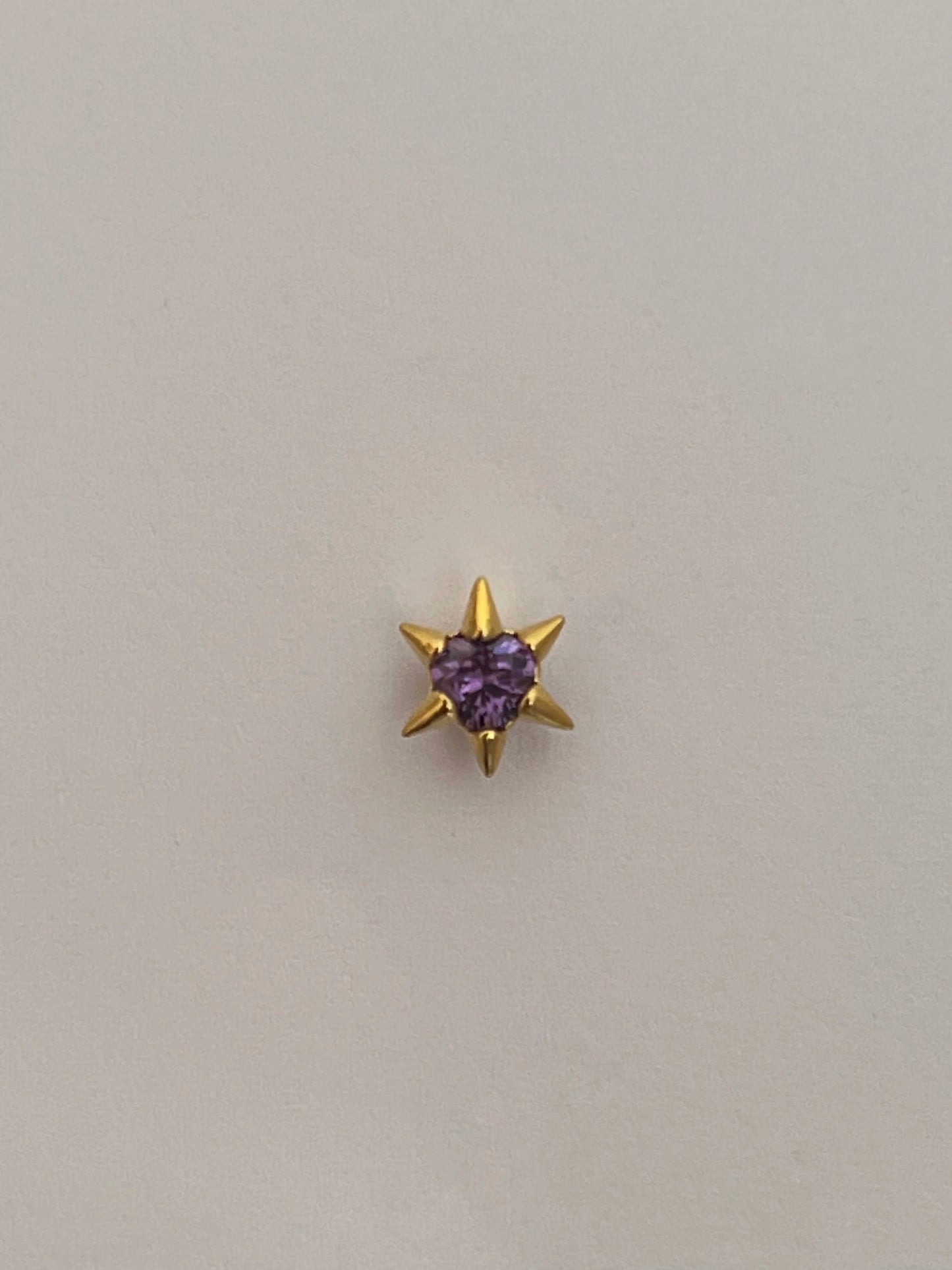 Gold Rengi Mor Zirkon Taşlı Kalp Figürlü Çivili Model Kadın Piercing