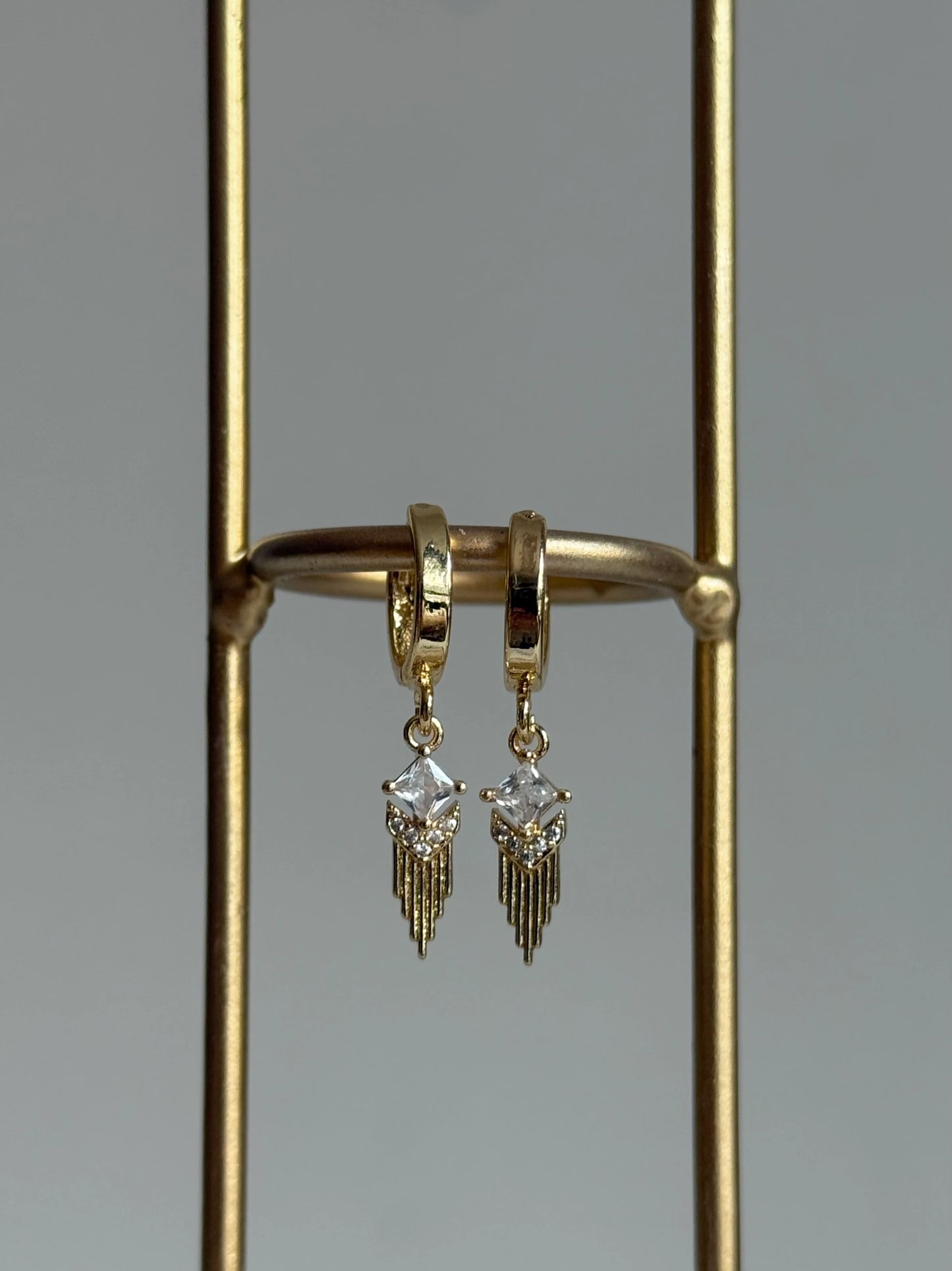Gold Rengi Taşlı Sallantılı Kadın Küpe