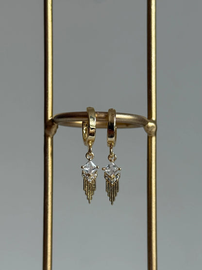 Gold Rengi Taşlı Sallantılı Kadın Küpe