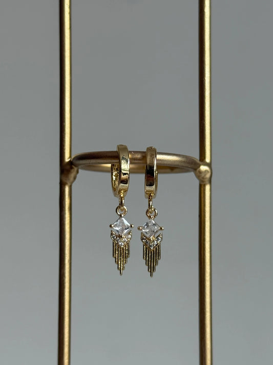 Gold Rengi Taşlı Sallantılı Kadın Küpe