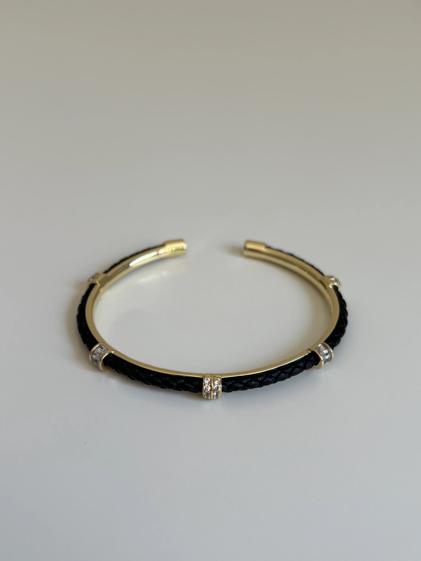 Gold Rengi Siyah İpli Baget Zirkon Taş Detaylı Kadın Kelepçe Bileklik