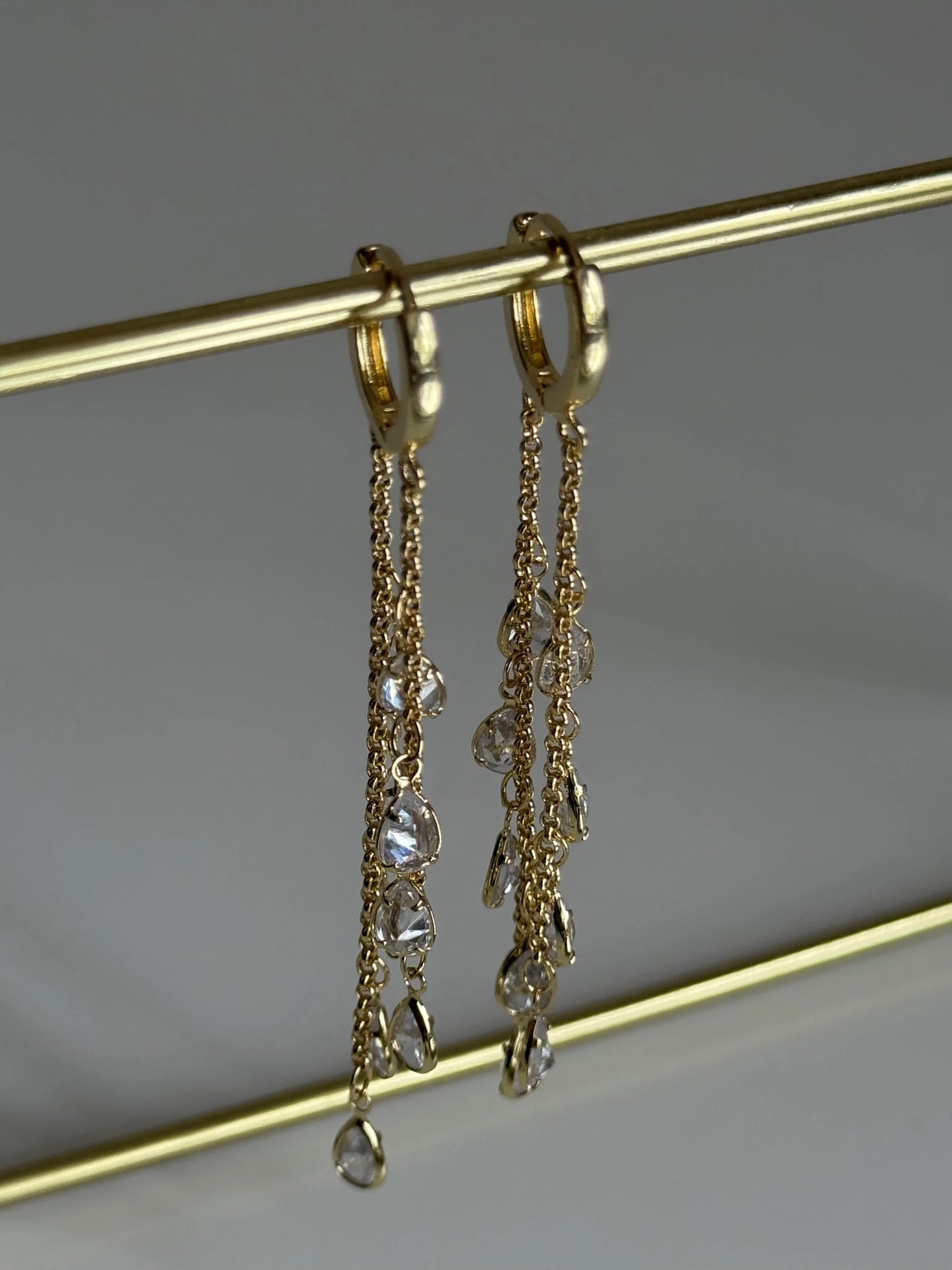 Gold Rengi Damla Taş Sallantılı Kadın Küpe