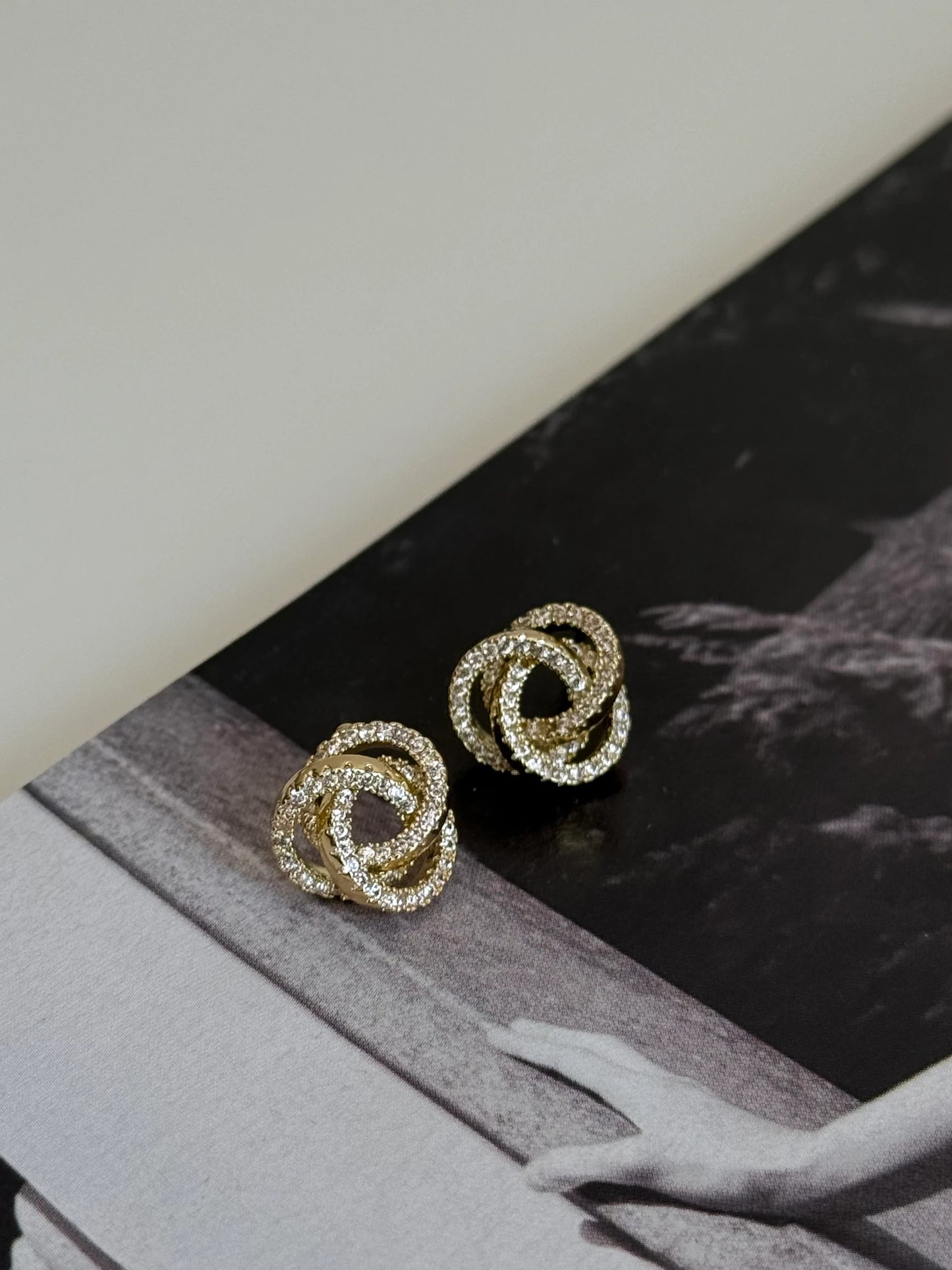 Gold Rengi Sarmal Model Kadın Küpe
