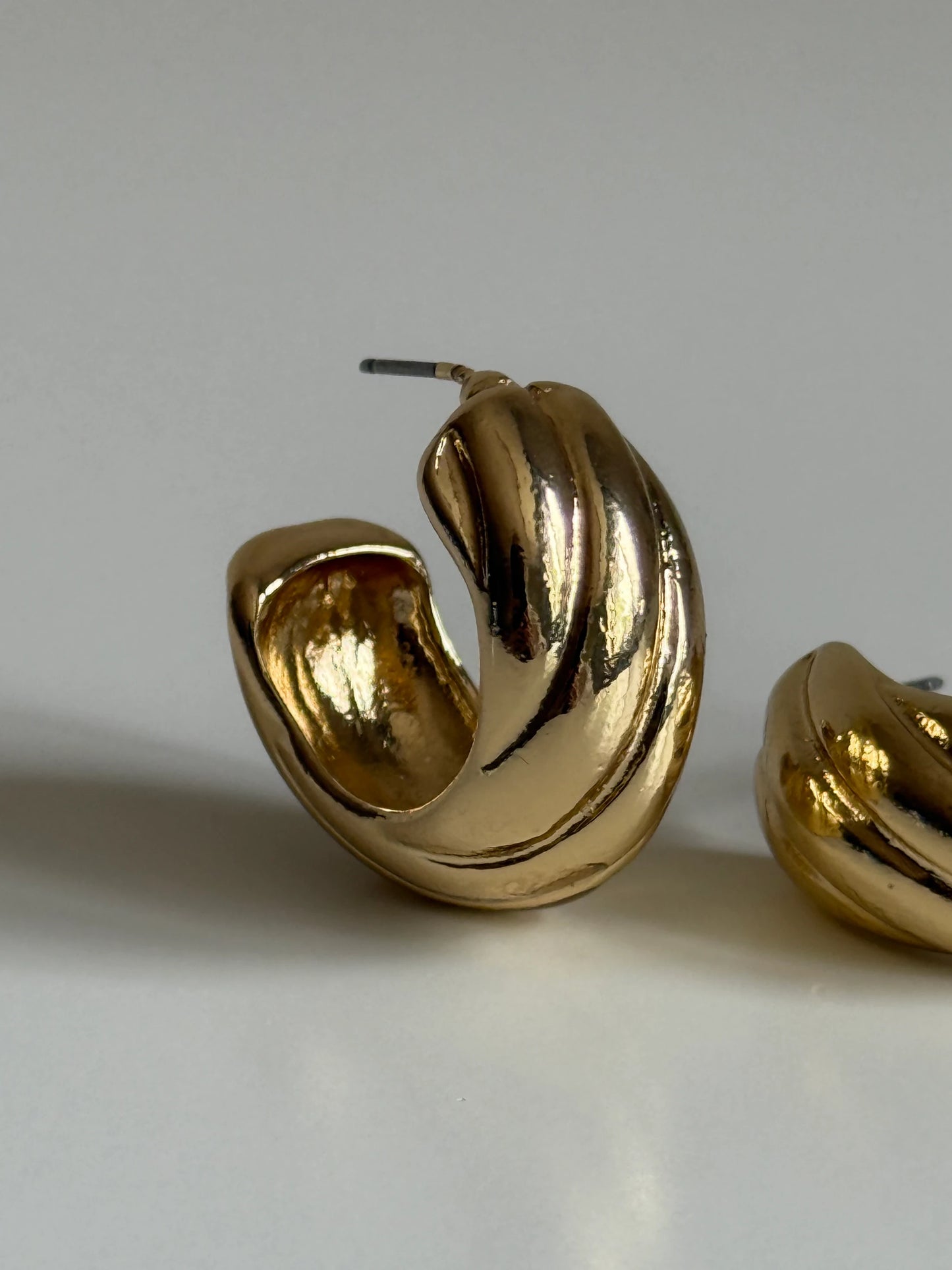 Gold Rengi Burgu Model Kadın Küpe