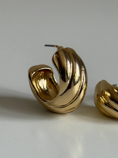 Gold Rengi Burgu Model Kadın Küpe