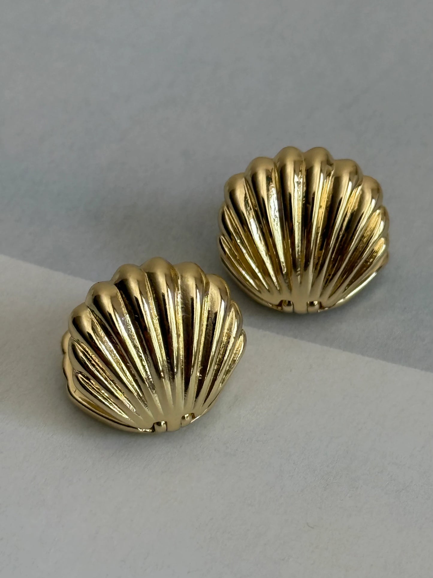 Gold Rengi İstiridye Model Kadın Küpe