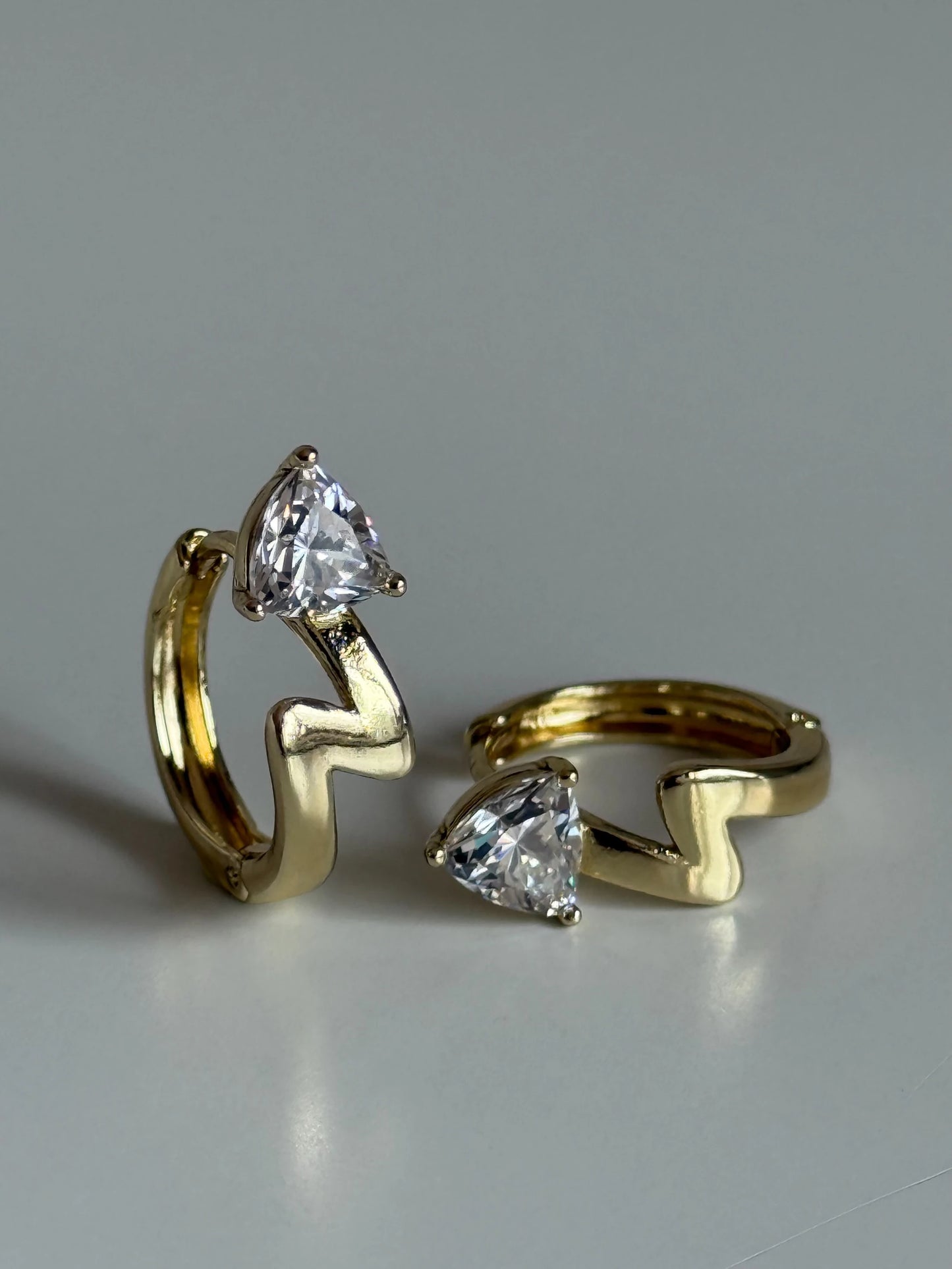 Gold Rengi Üçgen Taşlı Şimşek Model Xupıng Kadın Küpe