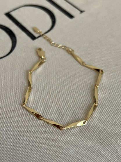 Gold Rengi Burgu Model Kadın Bileklik