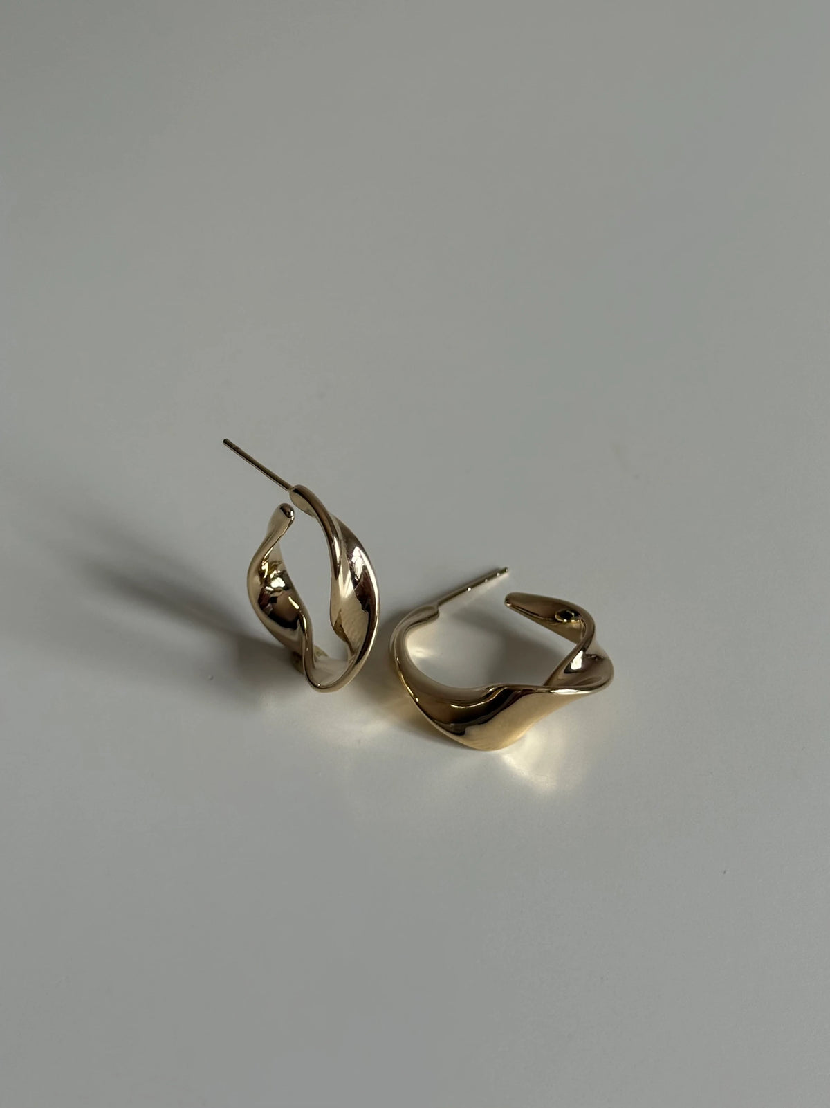 Gold Rengi Burgu Model Halka Kadın Küpe