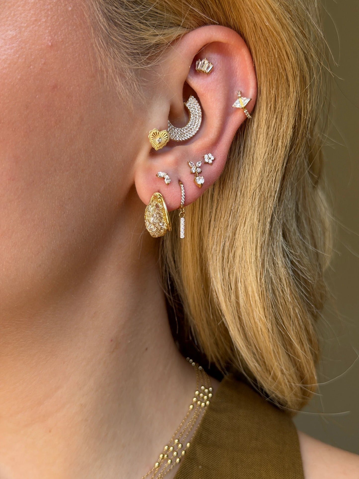 Gold Rengi Üç Baget Taşlı Çelik Piercing