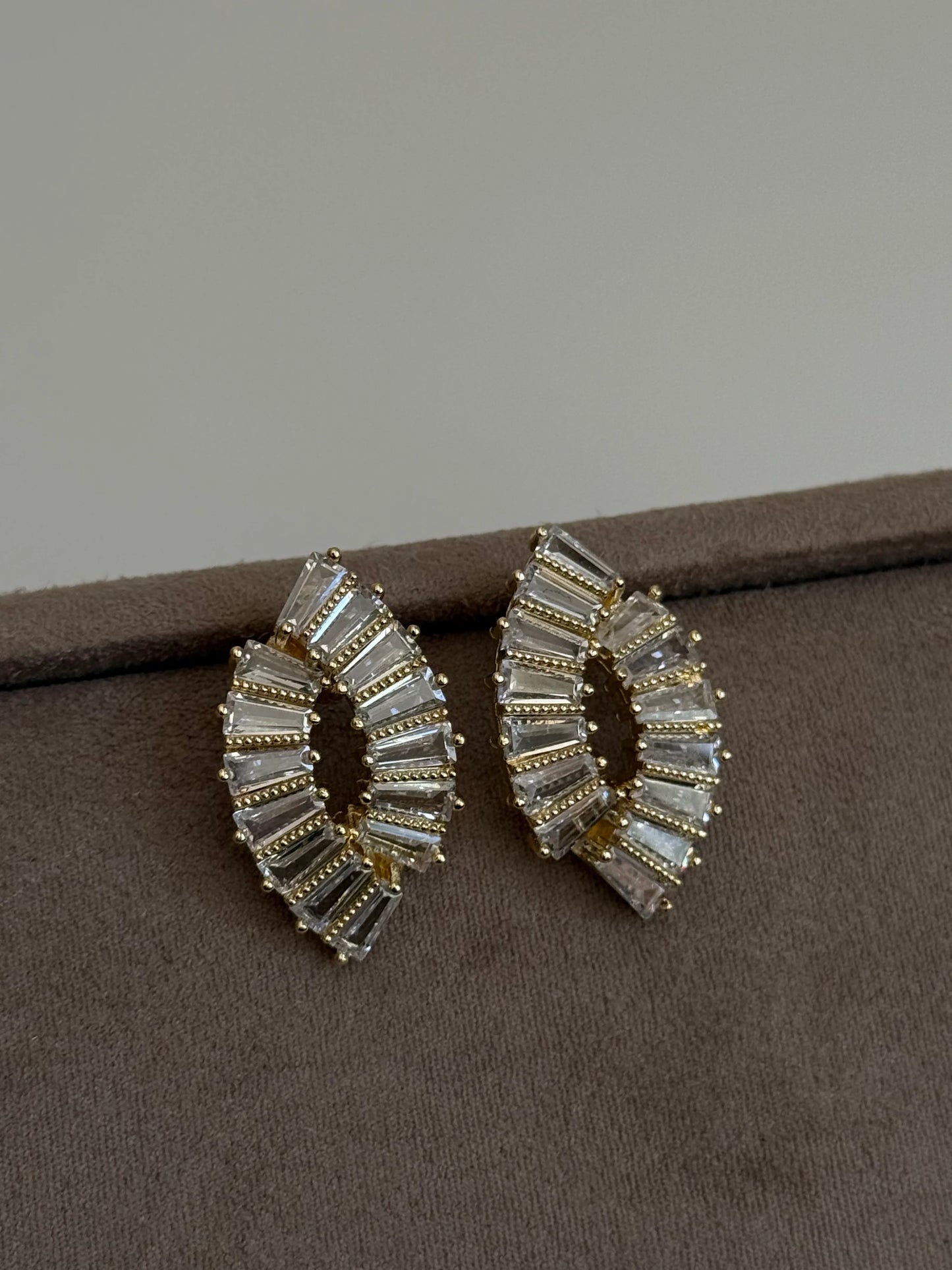 Gold Rengi İki Sıra Baget Taşlı Kadın Küpe