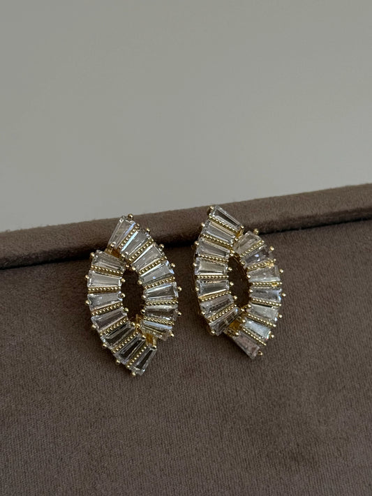 Gold Rengi İki Sıra Baget Taşlı Kadın Küpe