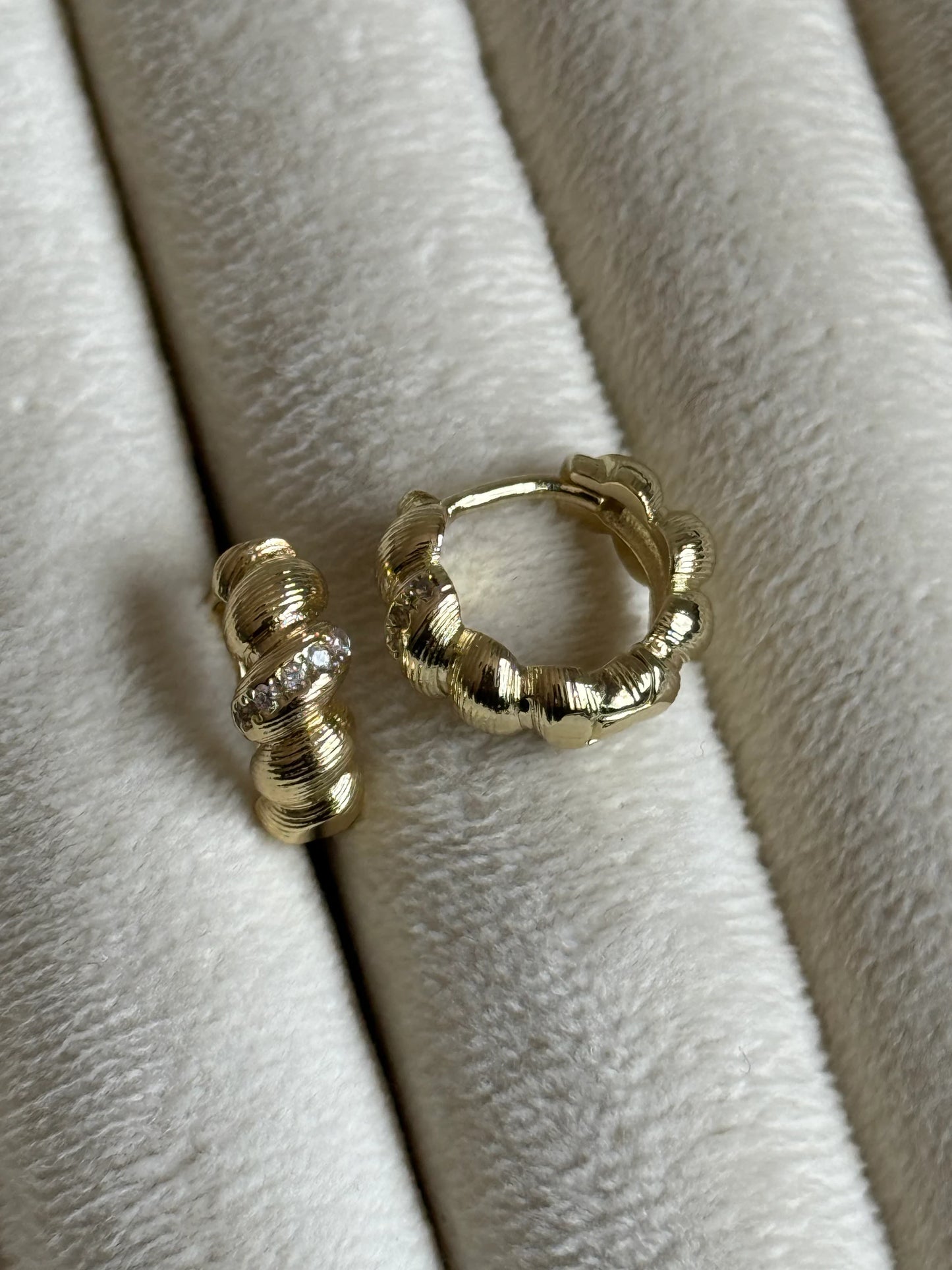 Gold Rengi Burgu Model Kadın Küpe