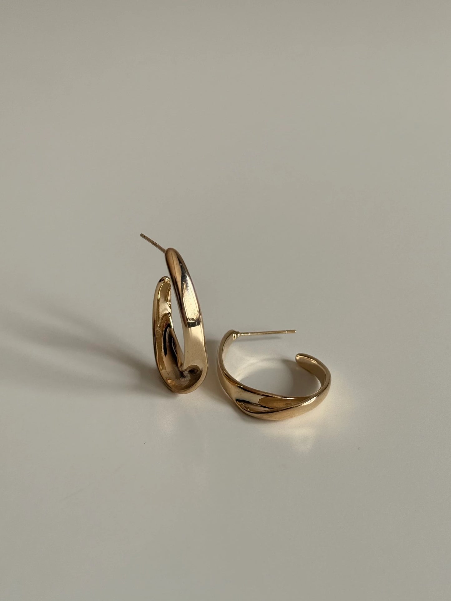 Gold Rengi Burgu Model Kadın Küpe