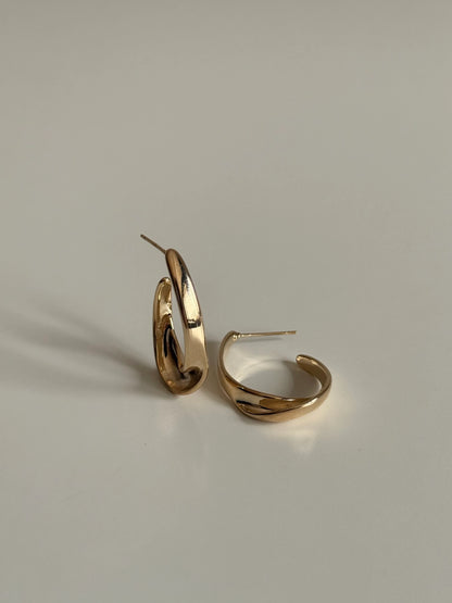 Gold Rengi Burgu Model Kadın Küpe