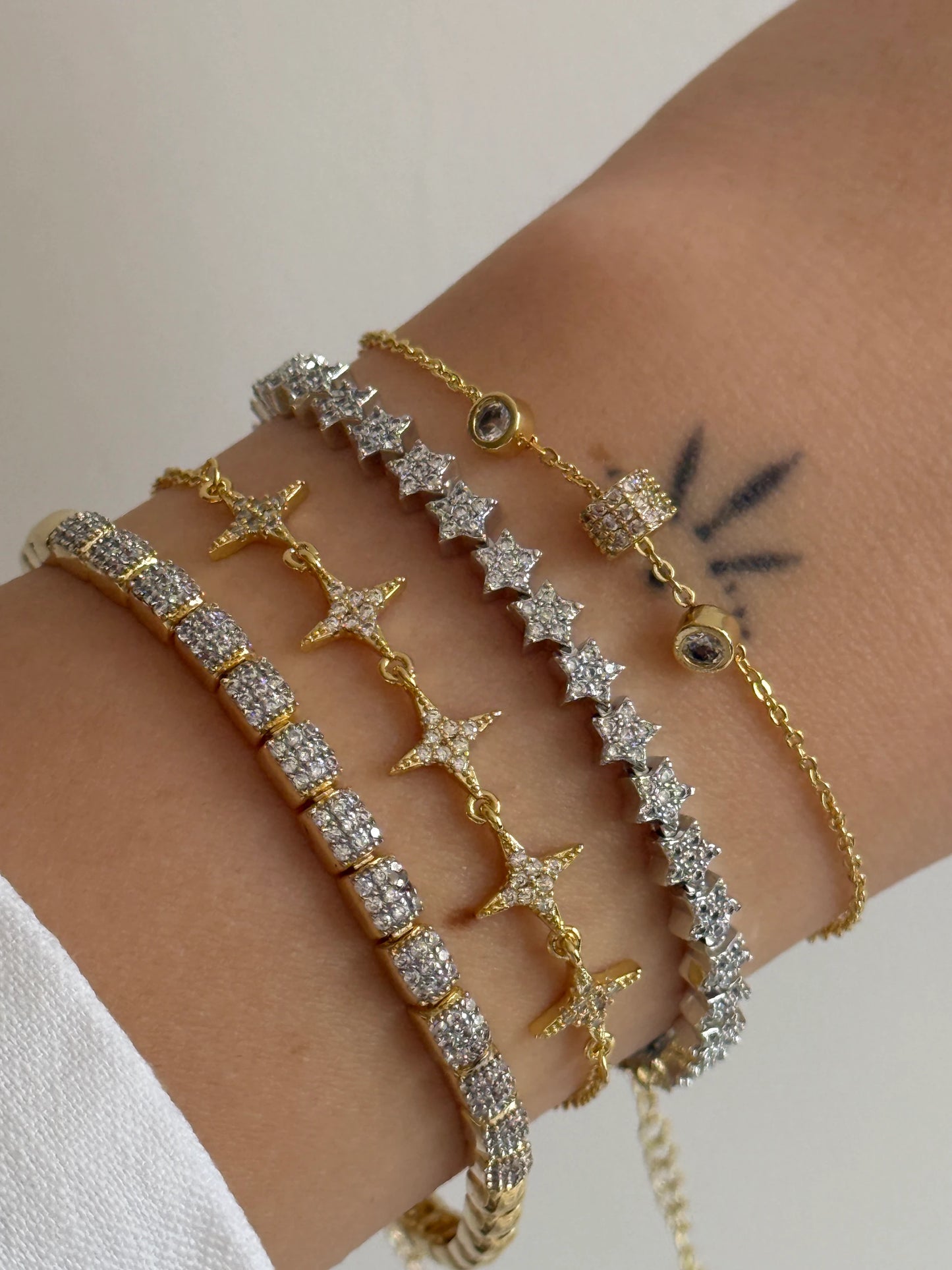 Gold Rengi Zirkon Taşlı Sıralı Kutup Yıldızı Model Kadın Bileklik