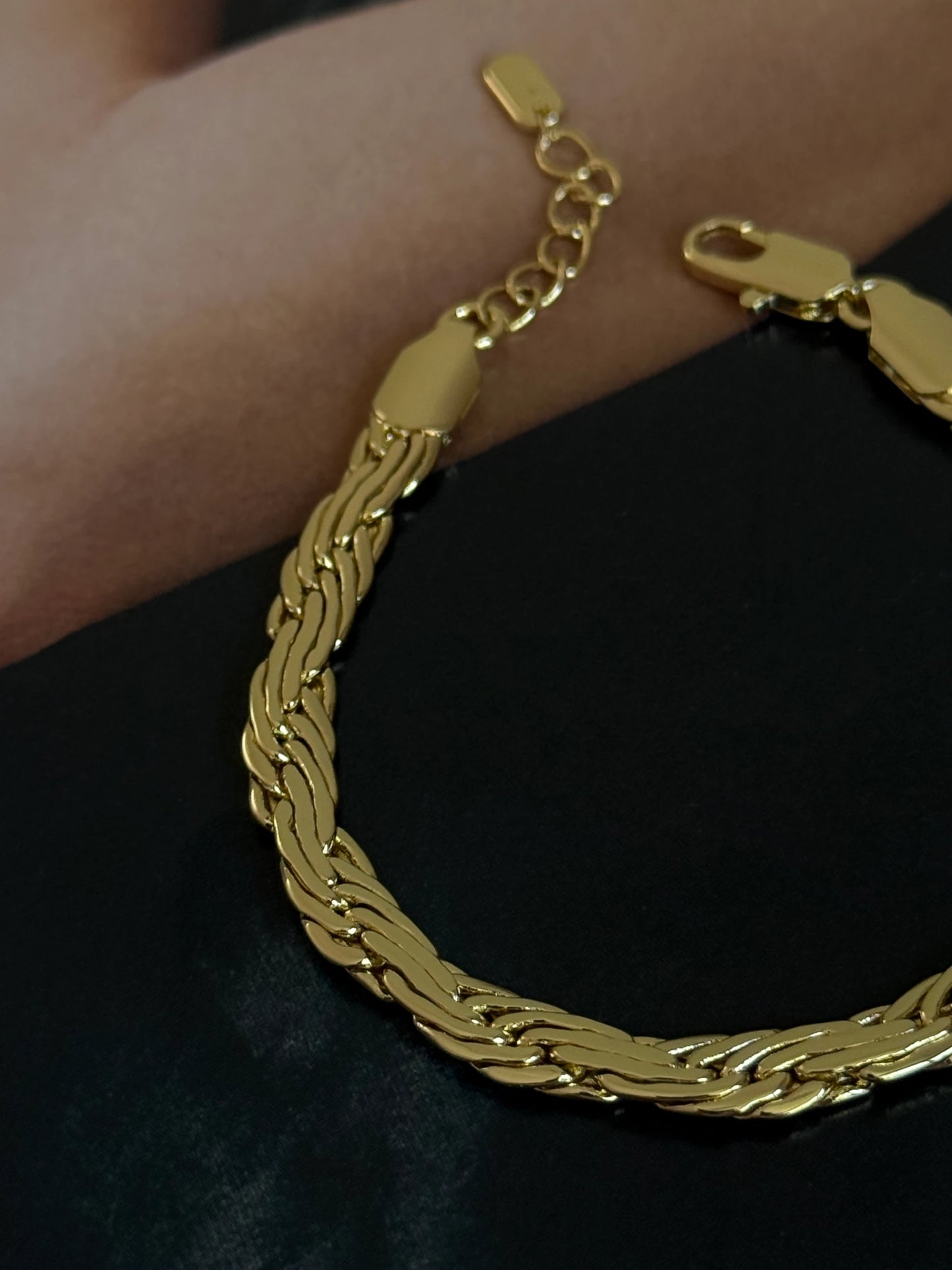 Gold Rengi Örgü Model Kadın Bileklik