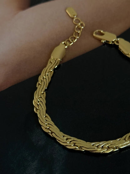 Gold Rengi Örgü Model Kadın Bileklik