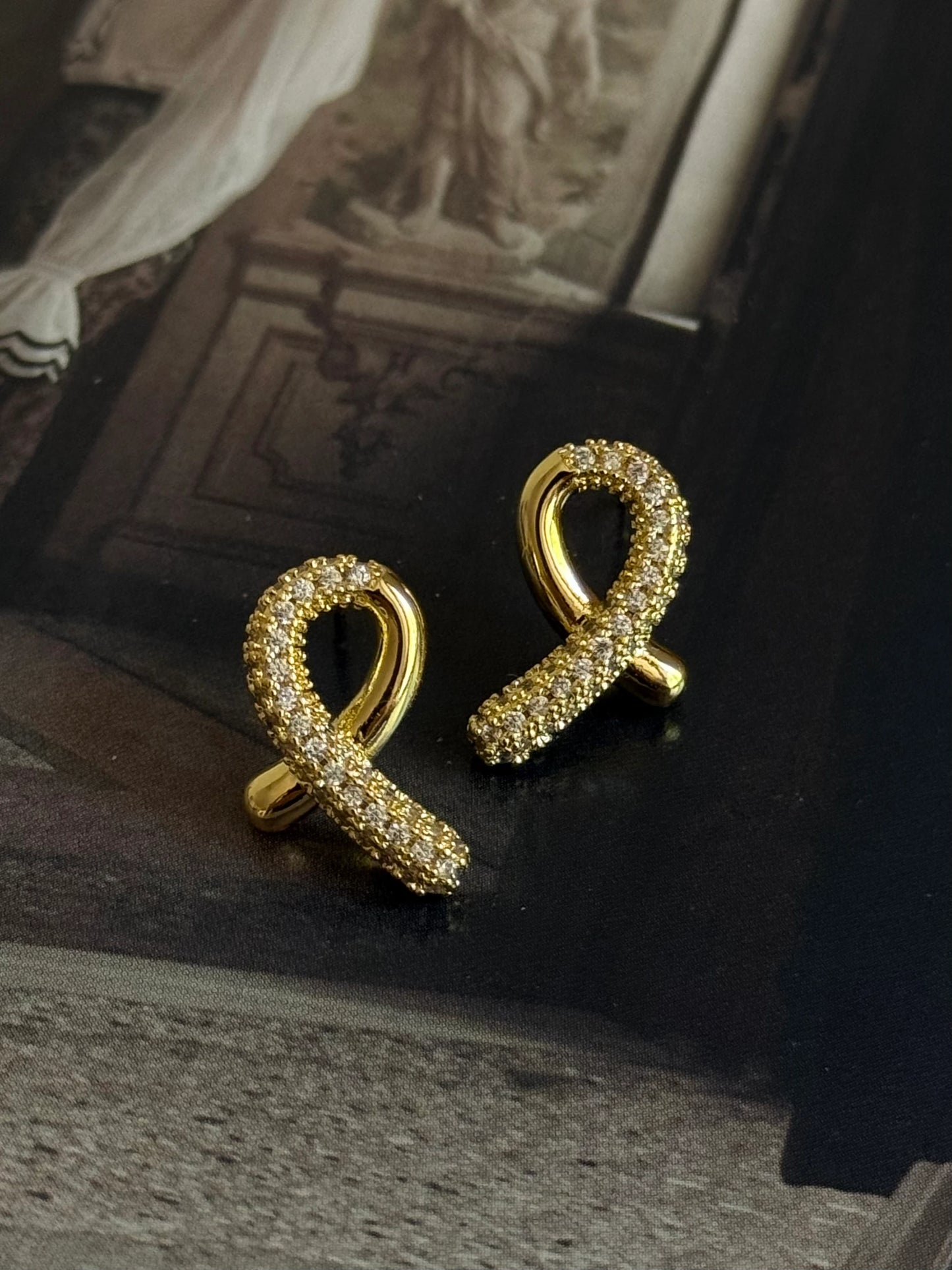Gold Rengi Kıvrım Model Kadın Küpe