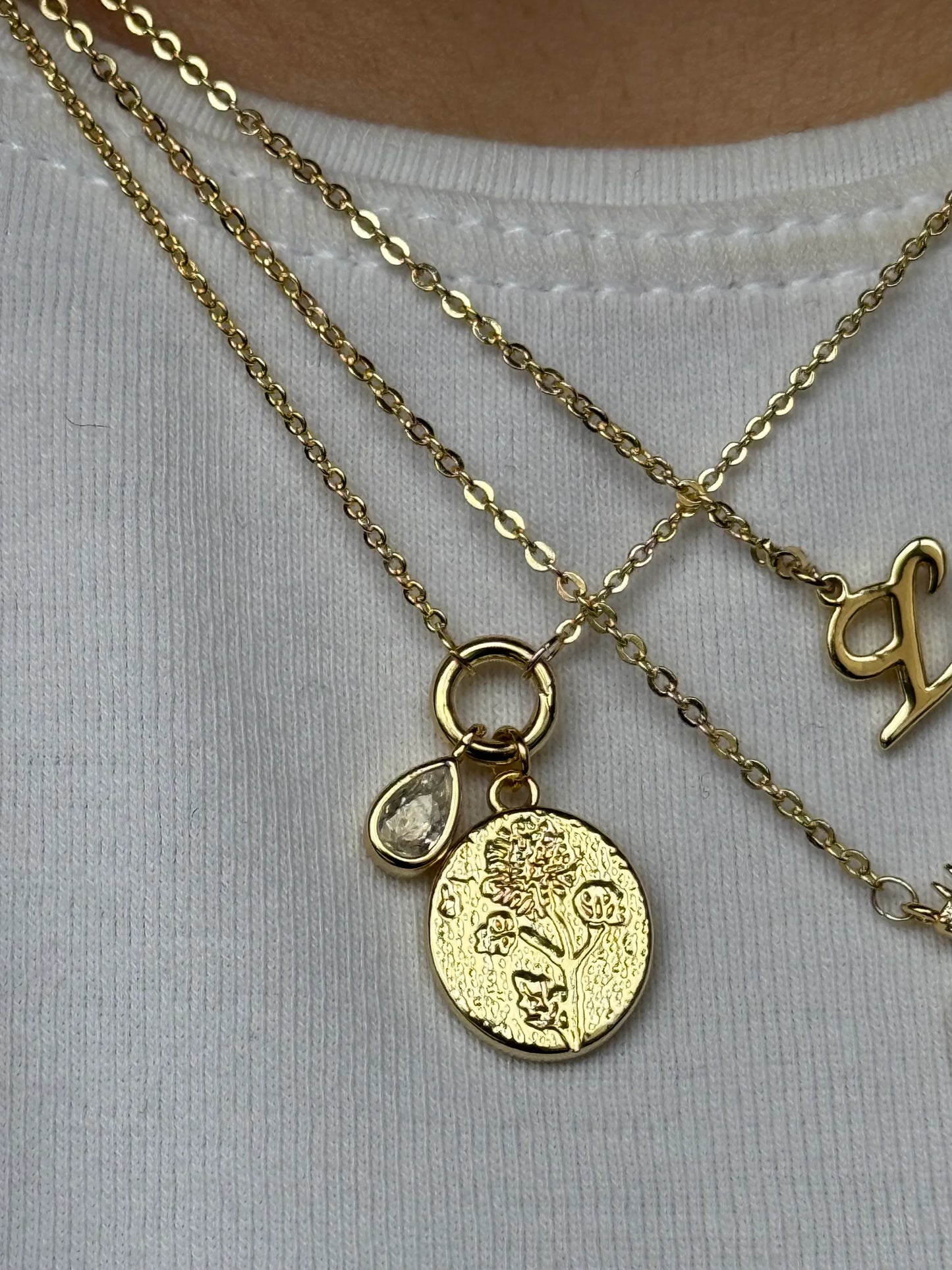 Gold Rengi Ağaç Figürlü Yuvarlak Model Kadın Kolye