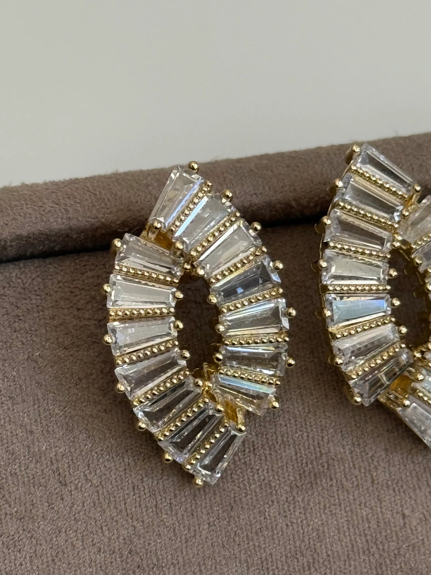 Gold Rengi İki Sıra Baget Taşlı Kadın Küpe