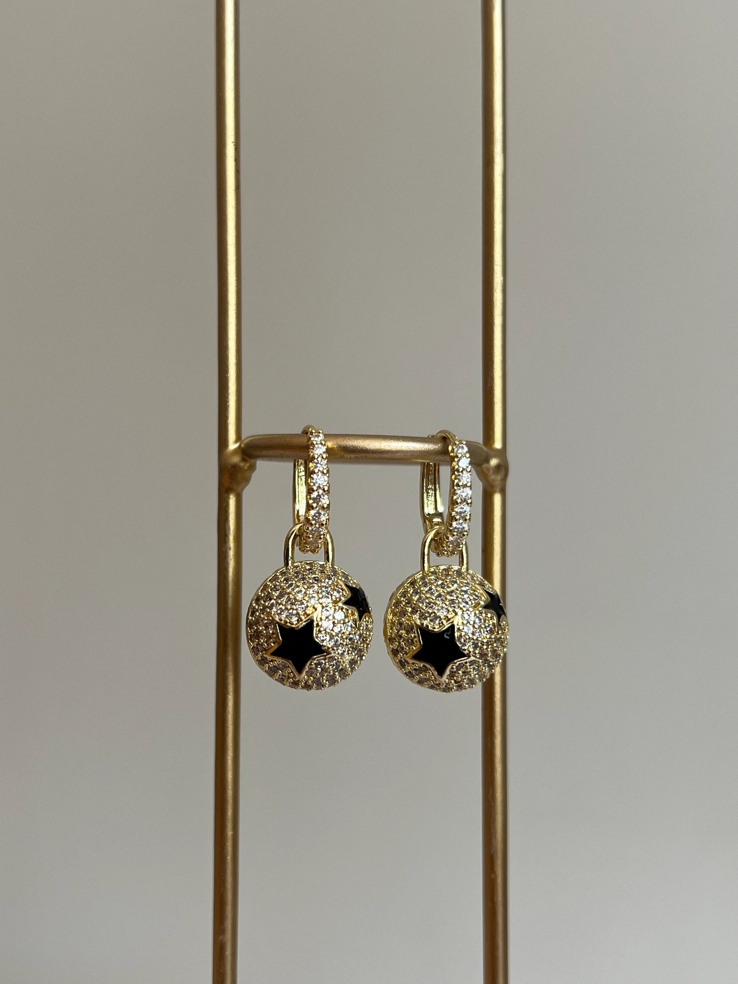 Gold Renkli Zirkon Taşlı Yıldız Desenli Top Sallantılı Kadın Küpe