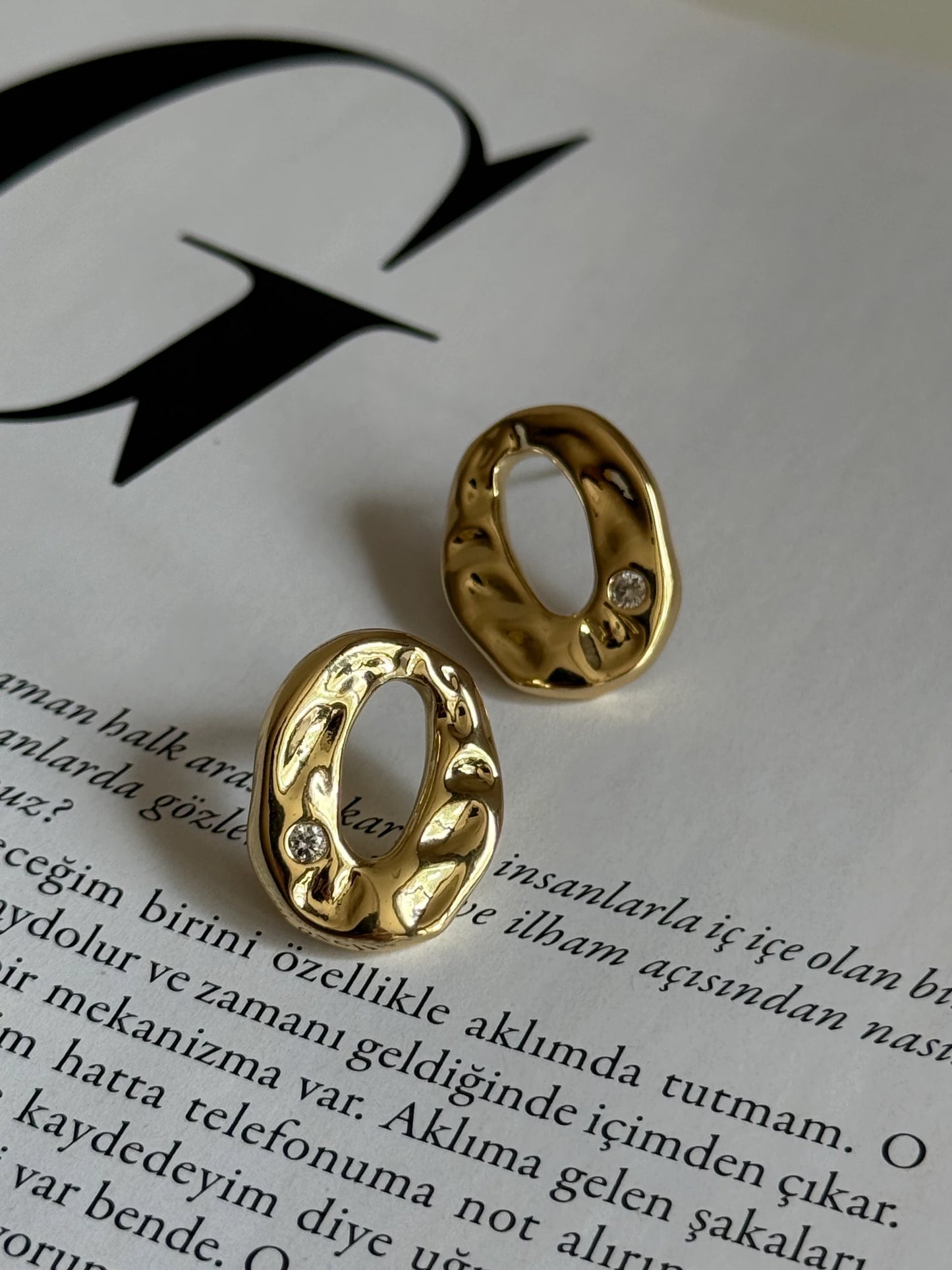 Gold Rengi Dövme Desen Oval Formda Kadın Küpe
