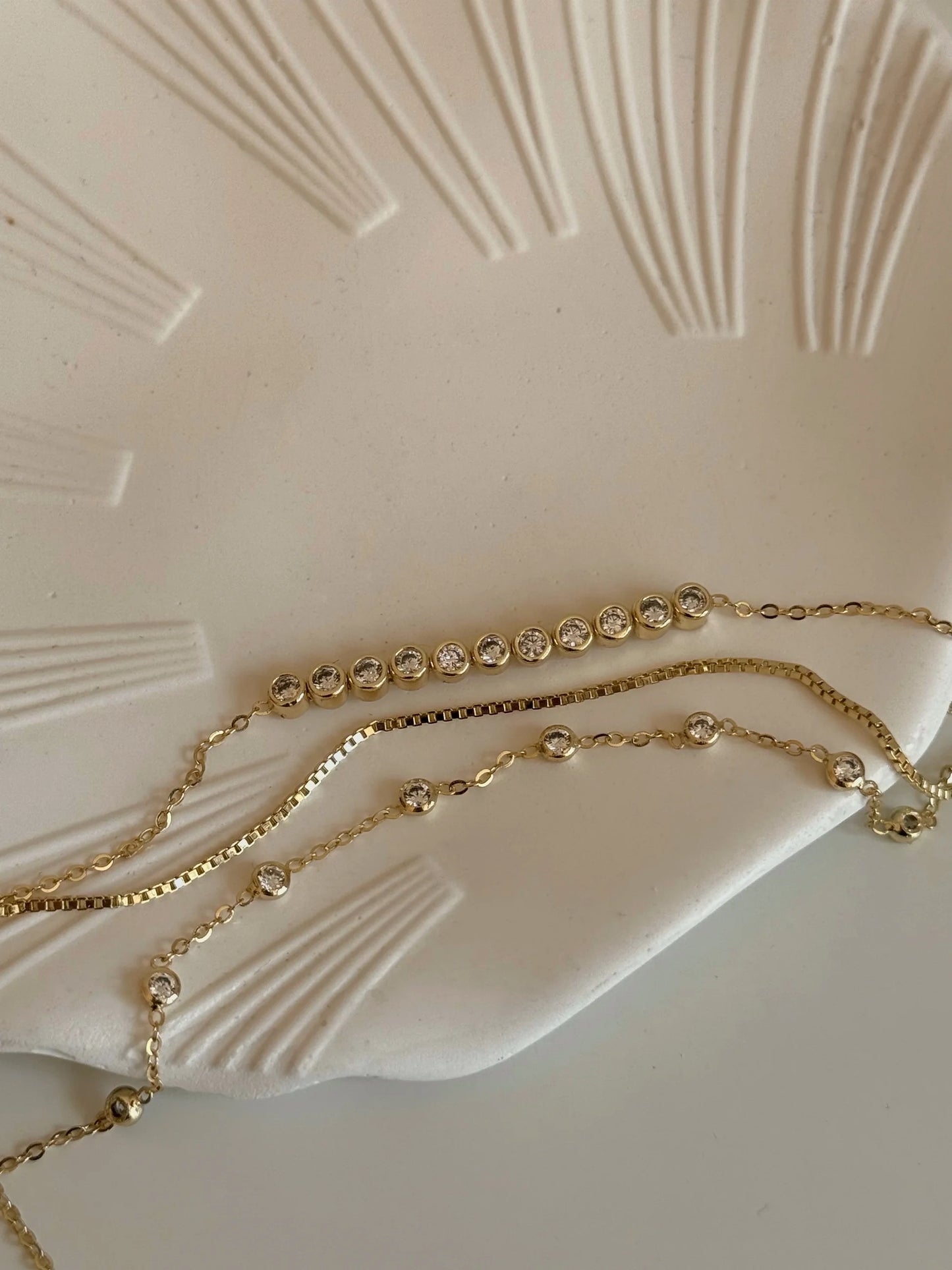 Gold Rengi Yuvarlak Taşlı Üç Sıra Kadın Bileklik