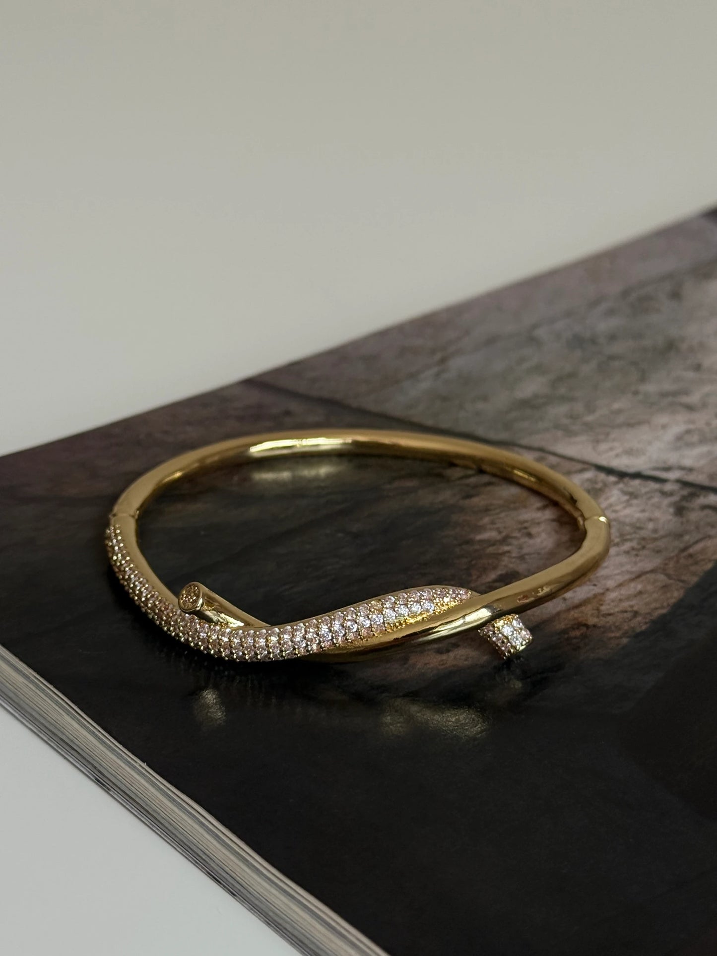 Gold Rengi Zirkon Taşlı Sarmal Model Kadın Kelepçe Bileklik