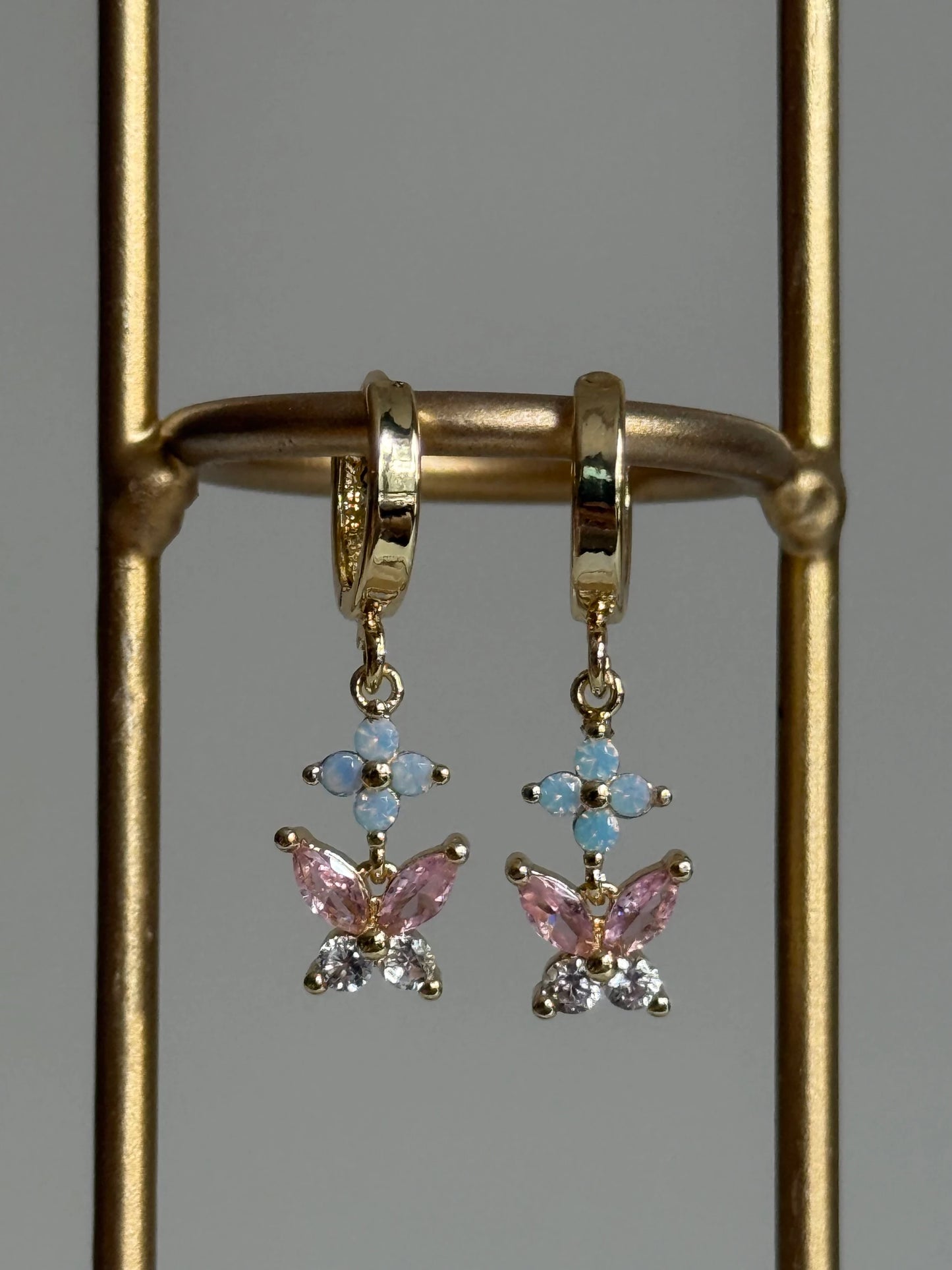 Gold Rengi Mavi&Pembe Taşlı Çiçek Ve Kelebek Sallantılı Kadın Küpe