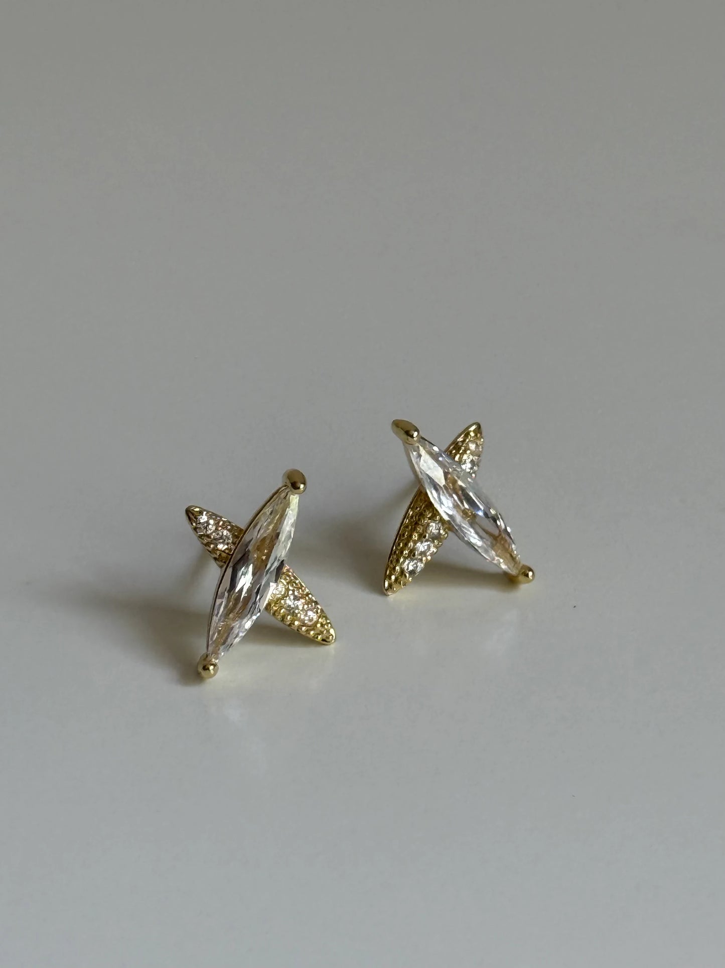 Gold Rengi Taşlı Çarpı Model Kadın Küpe