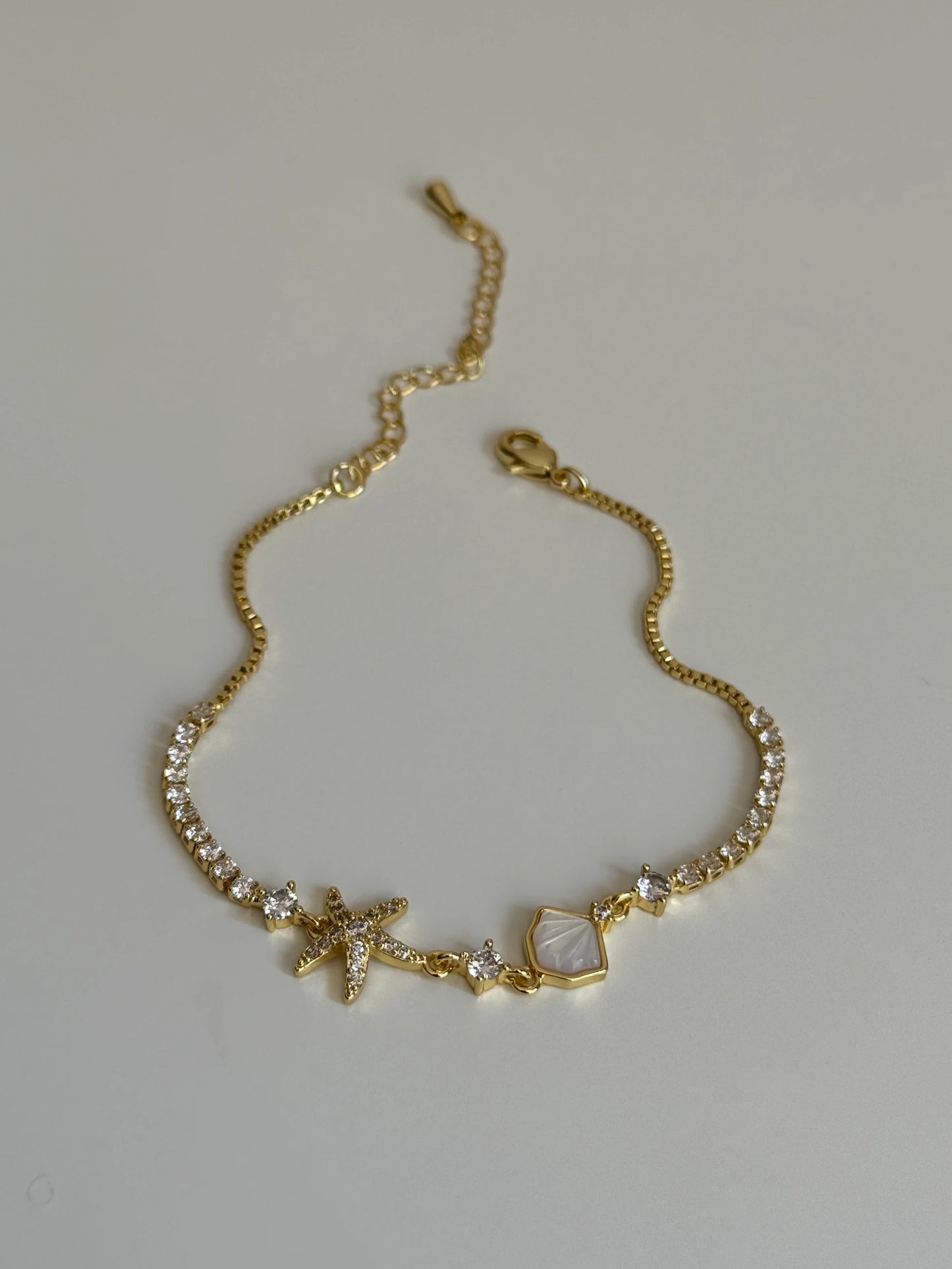 Gold Rengi Deniz Yıldızı & Deniz Kabuğu Model Kadın Bileklik