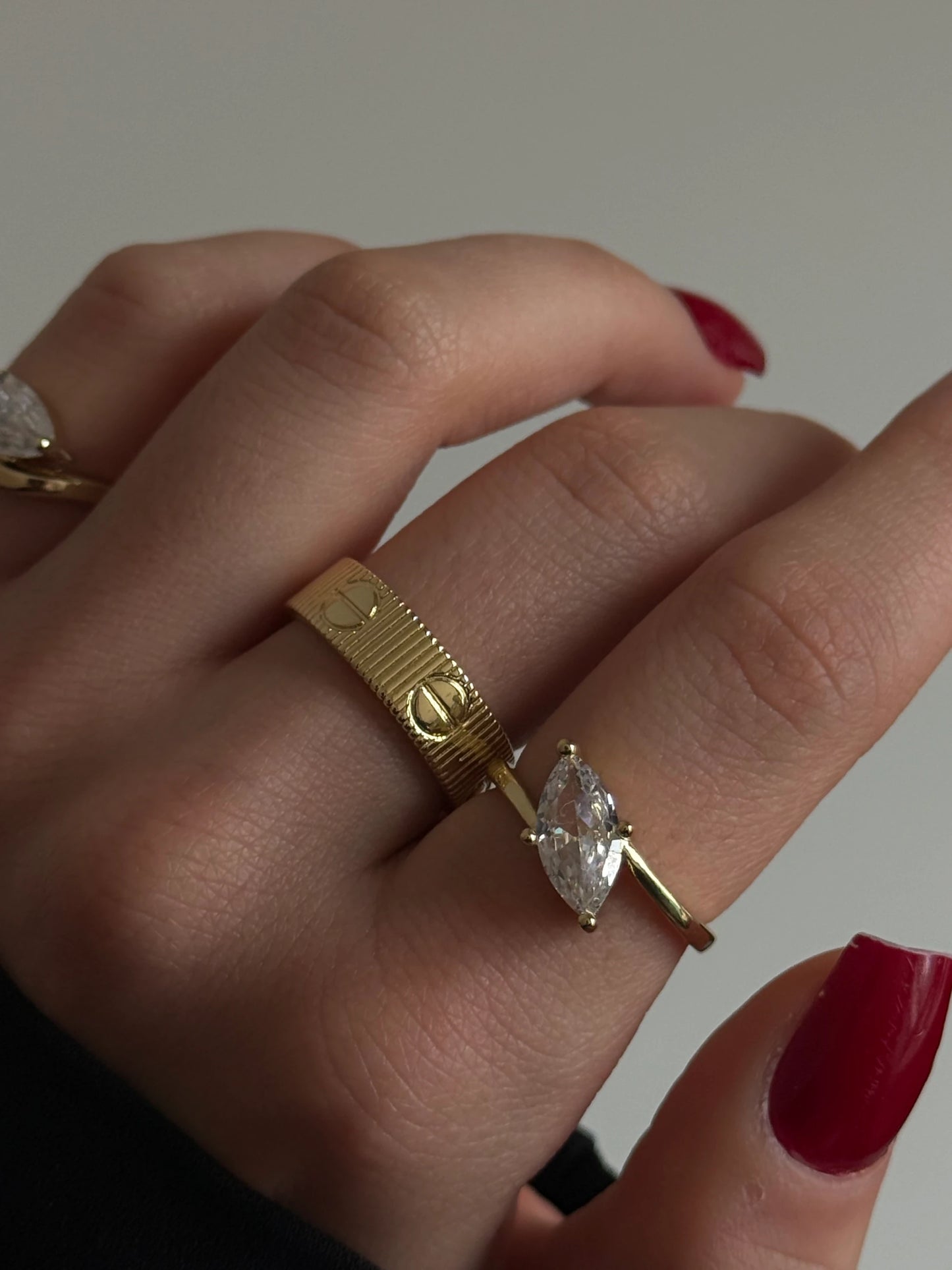 Gold Rengi Yatay Damla Taşlı Kadın Yüzük