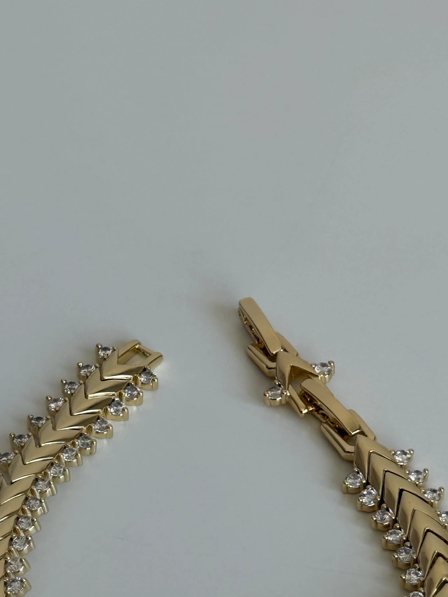 Gold Rengi V Model Taşlı Kadın Bileklik