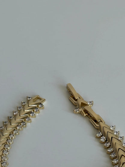 Gold Rengi V Model Taşlı Kadın Bileklik
