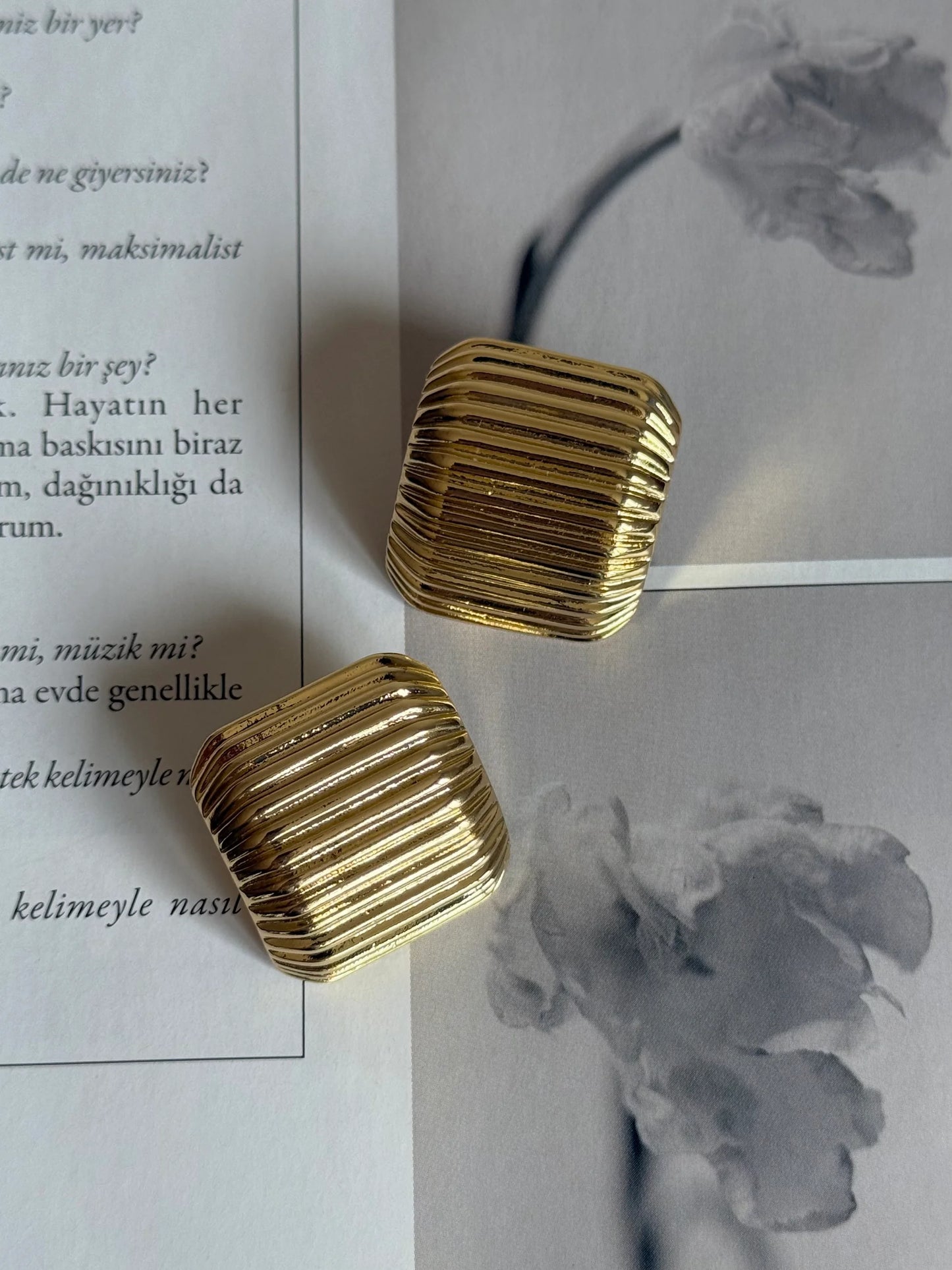 Gold Rengi Oluklu Kadın Küpe
