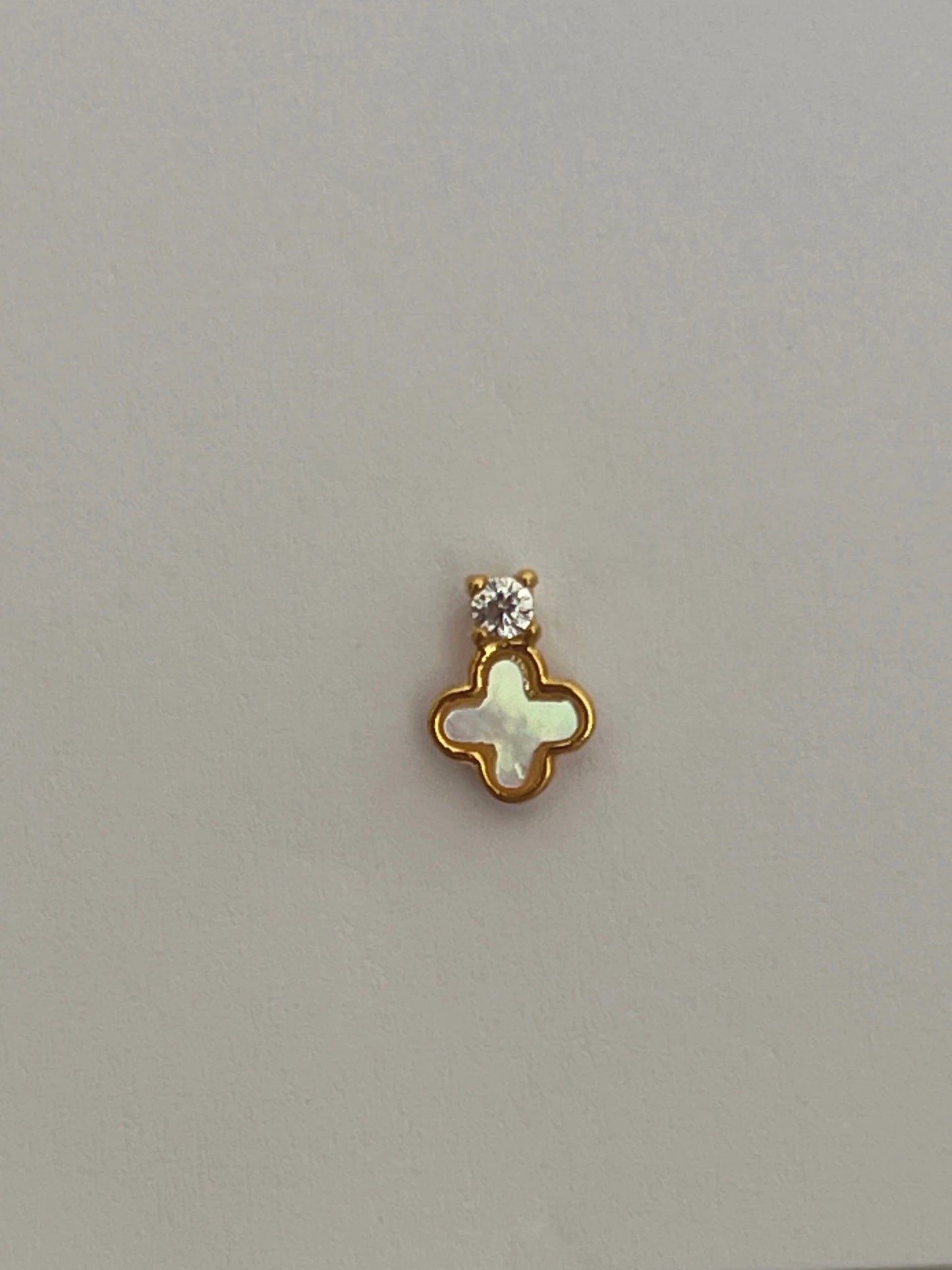 Zirkon Taşlı Yonca Detaylı Gold Rengi Piercing