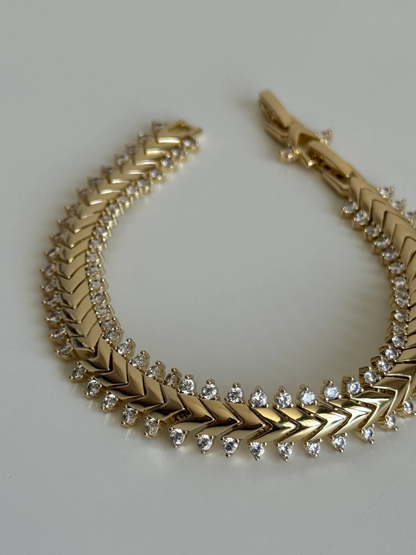 Gold Rengi V Model Taşlı Kadın Bileklik