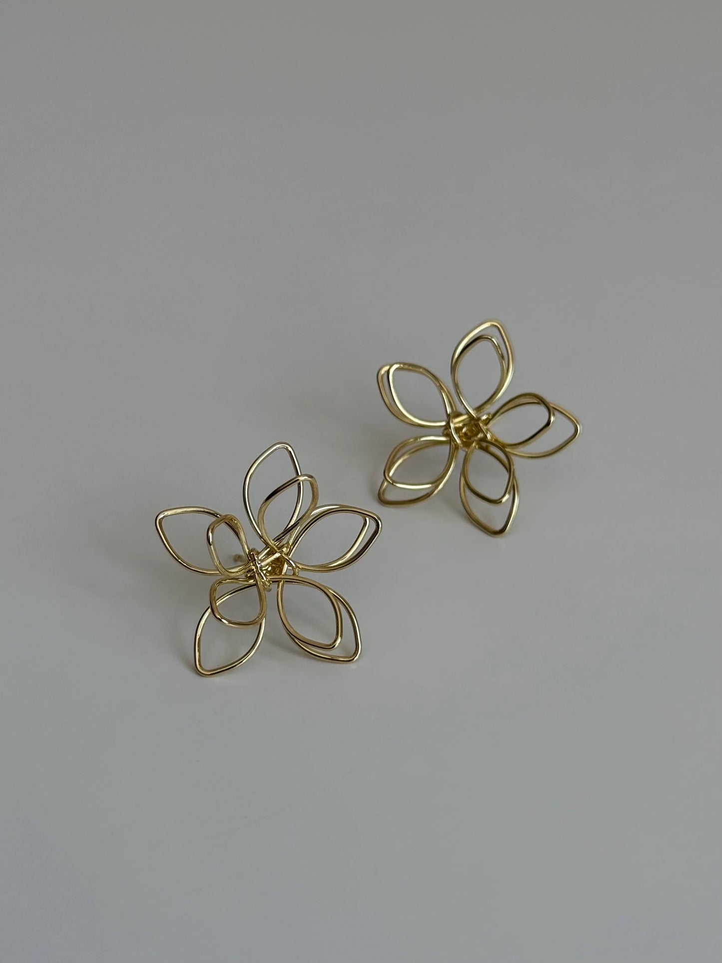 Gold Rengi Tel Model Çiçek Kadın Küpe