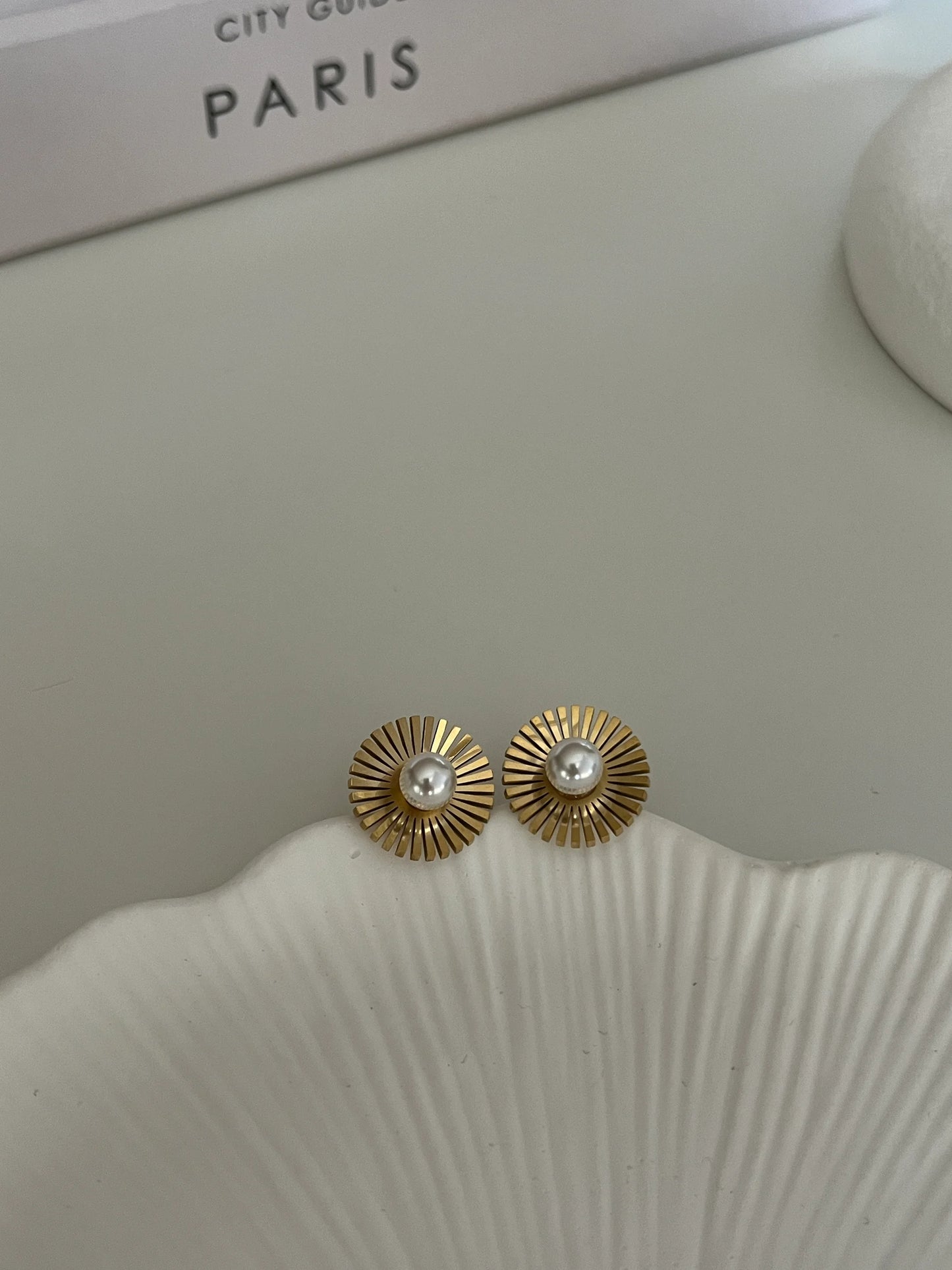 Gold Rengi İnci Detaylı Yuvarlak Kadın Küpe