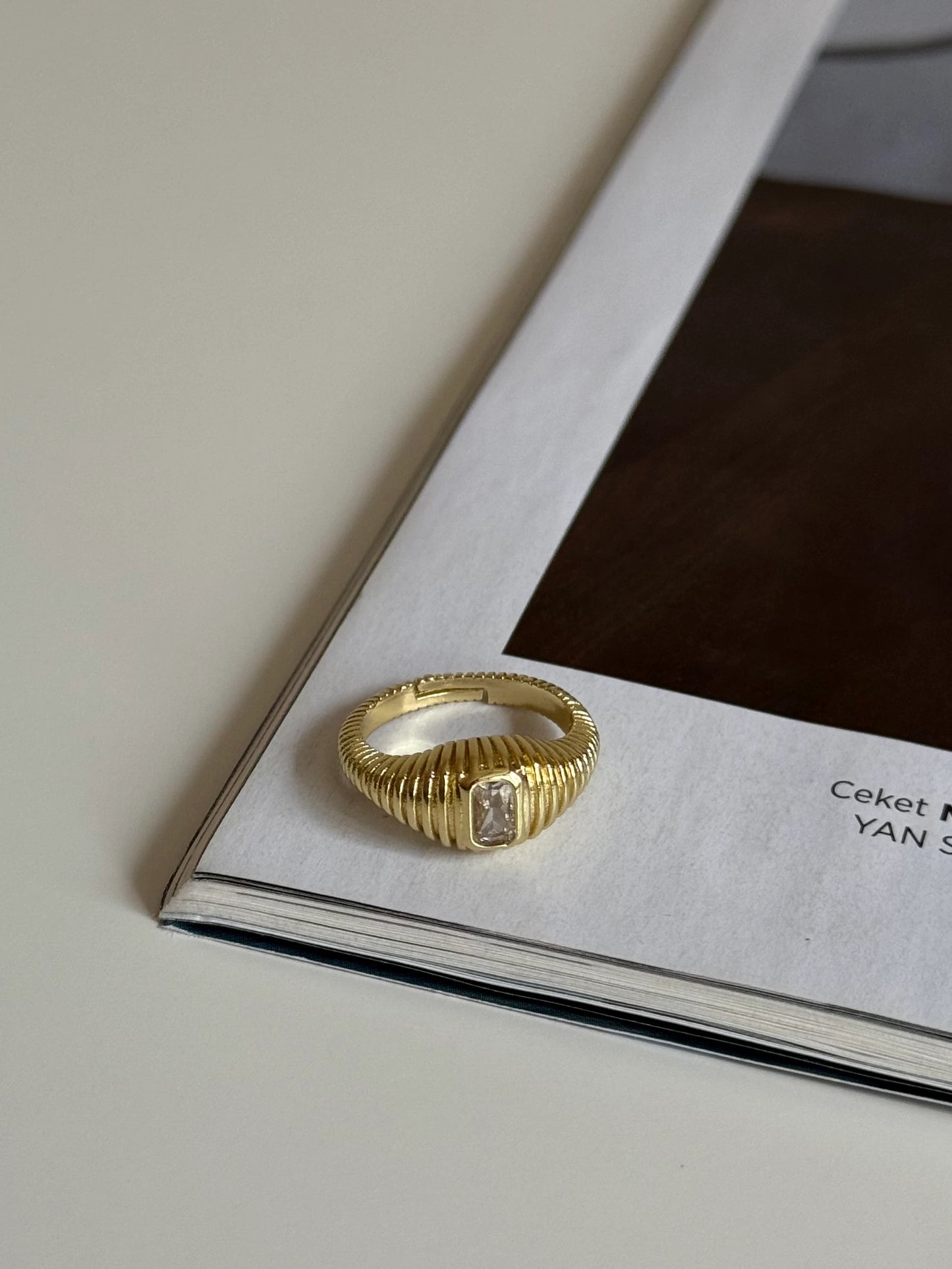 Gold Rengi Dikdörtgen Taşlı Çizgi Desen Kadın Serçe Parmak Yüzük