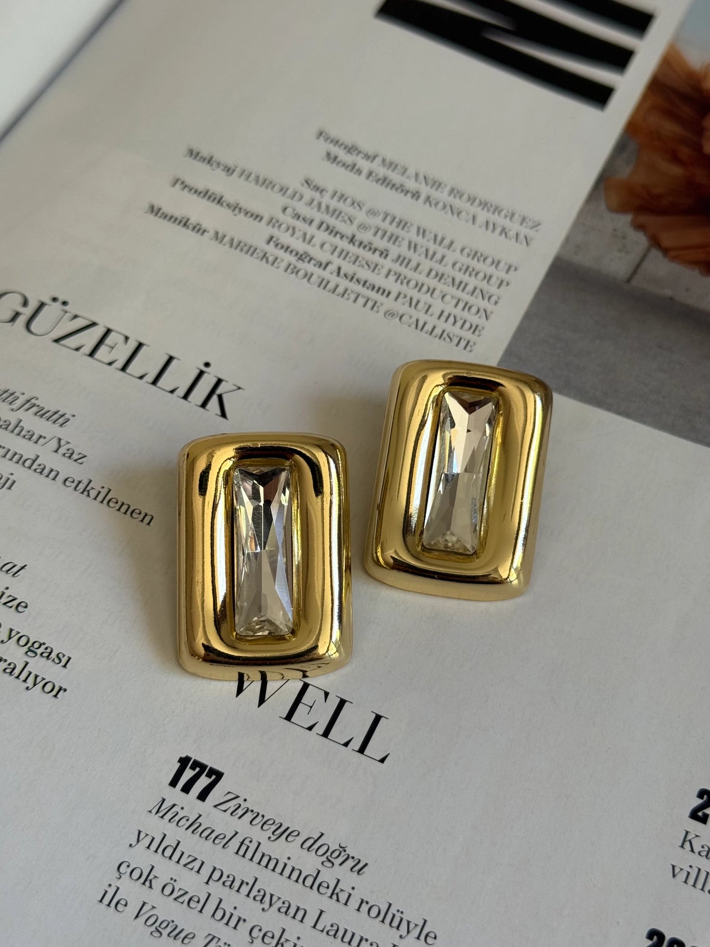 Gold Rengi Renkli Taşlı Dikdörtgen Model Kadın Küpe