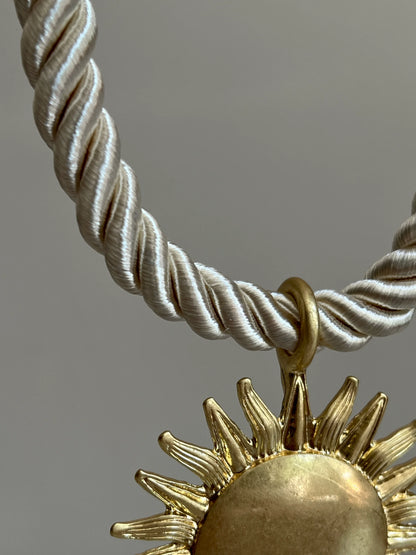 Gold Rengi Güneş Figürlü Beyaz İpli Kadın Kolye