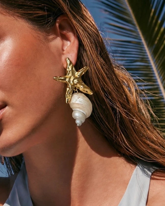 Gold Rengi Yıldızlı Deniz Kabuğu Model Kadın Küpe