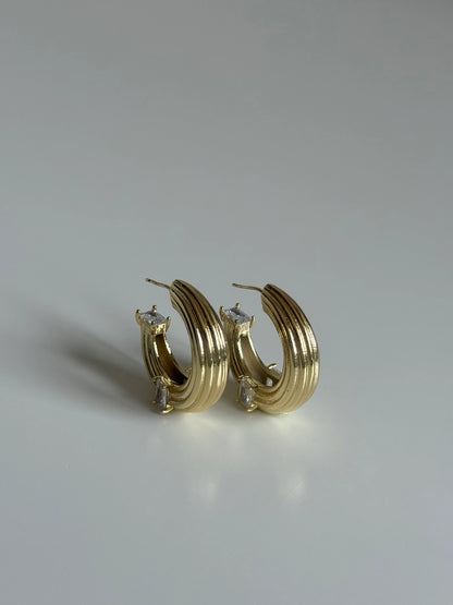 Gold Rengi Kare Zirkon Taş Detaylı Kadın Halka Küpe