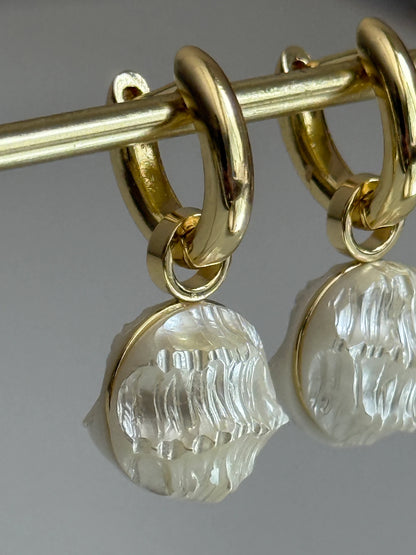 Gold Rengi Sedef Taş Sallantılı Kadın Küpe