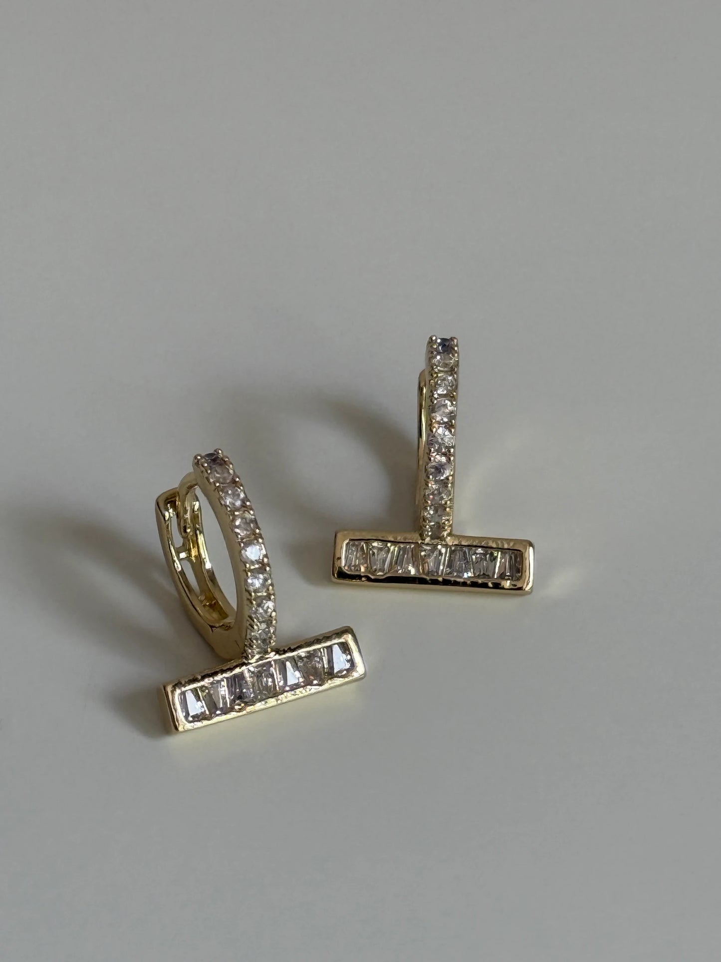 Gold Rengi T Model Kadın Küpe